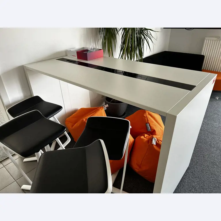 gepflegte, hochwertige Medientechnik sowie Büroausstattung-2