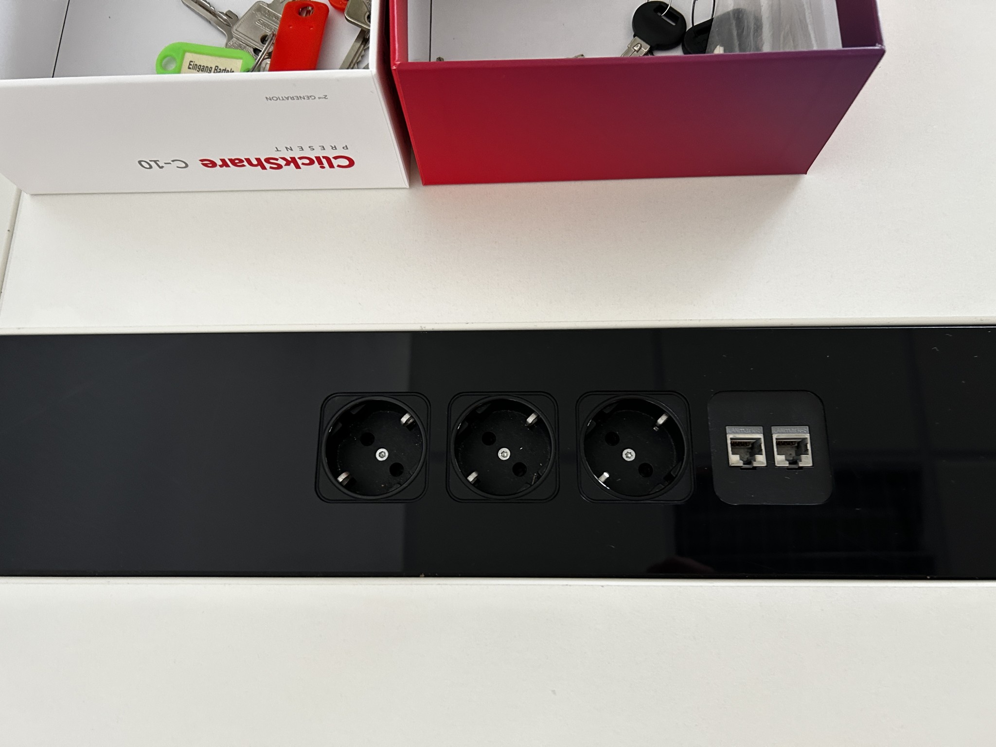 gepflegte, hochwertige Medientechnik sowie Büroausstattung-3