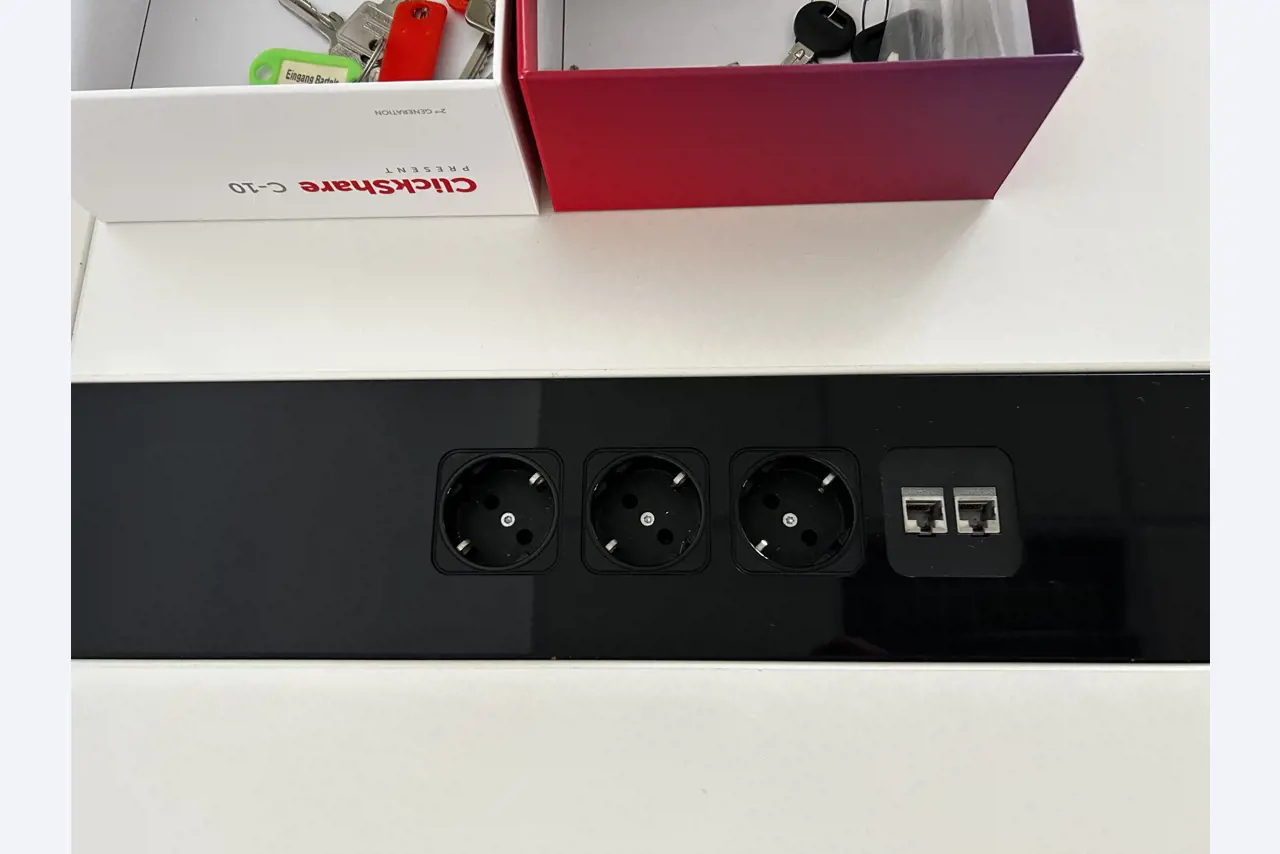 gepflegte, hochwertige Medientechnik sowie Büroausstattung-3