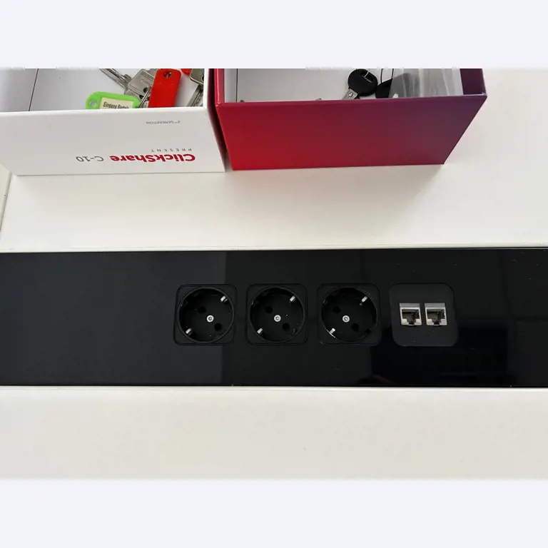 gepflegte, hochwertige Medientechnik sowie Büroausstattung-3