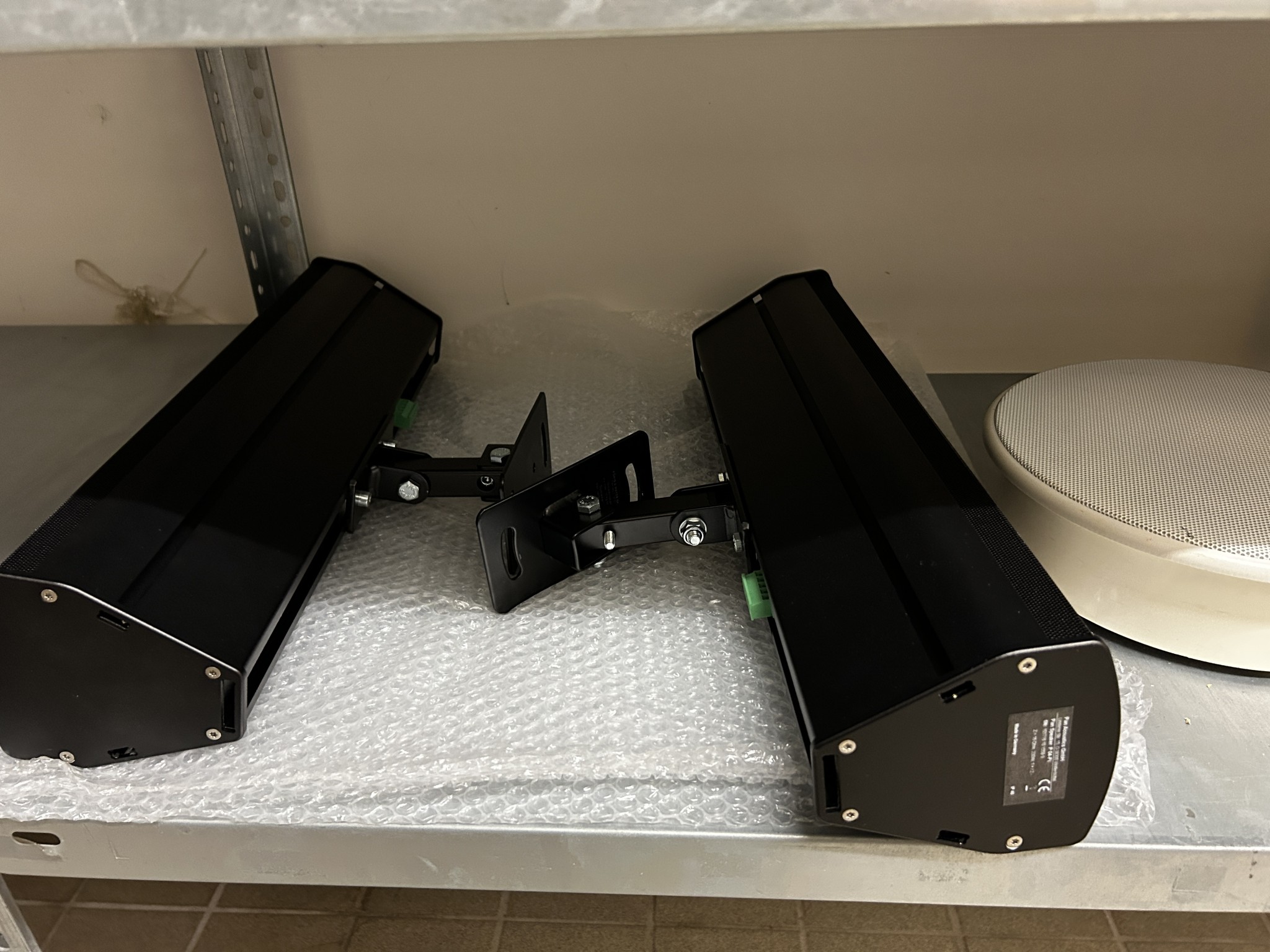 gepflegte, hochwertige Medientechnik sowie Büroausstattung-10