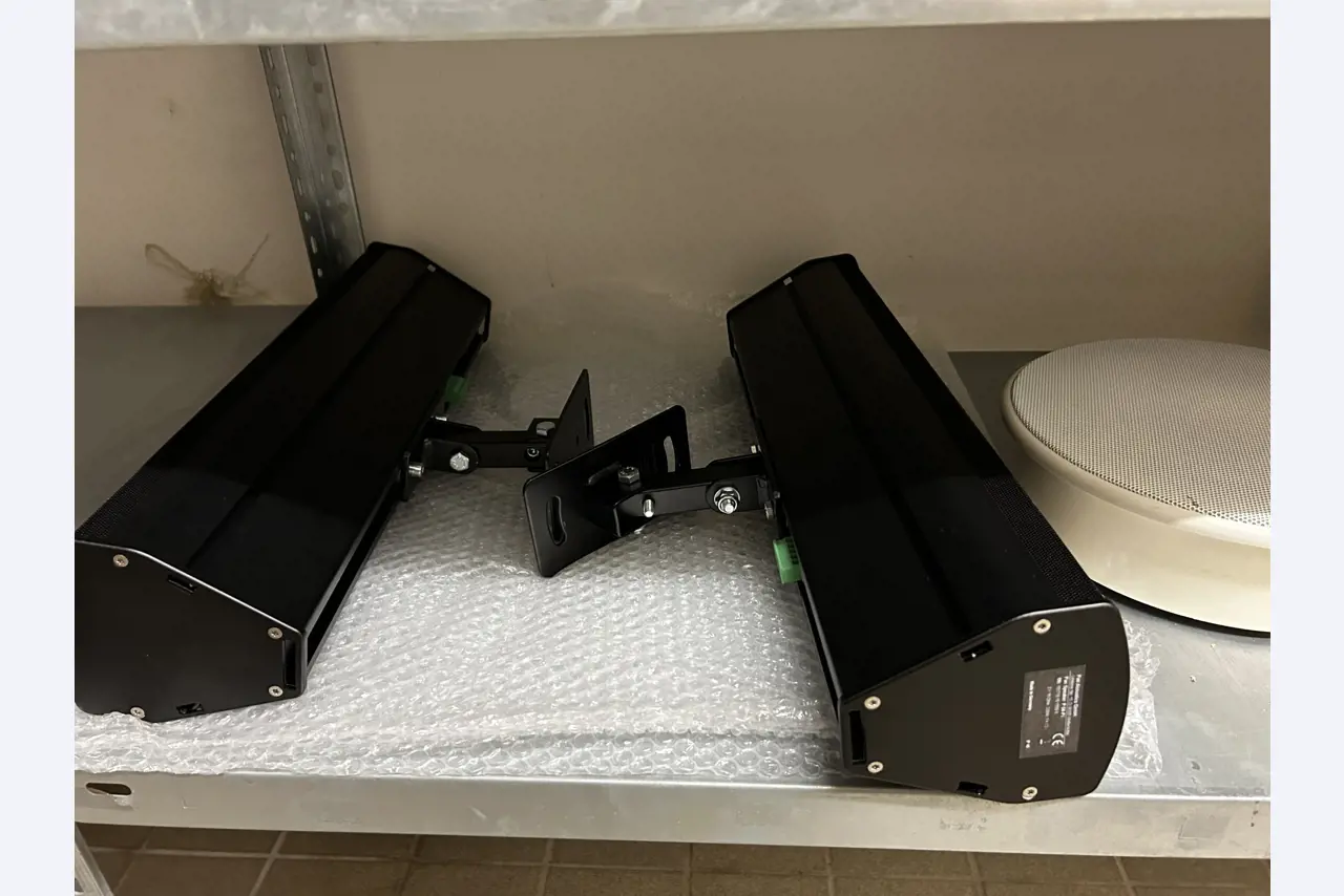 gepflegte, hochwertige Medientechnik sowie Büroausstattung-10