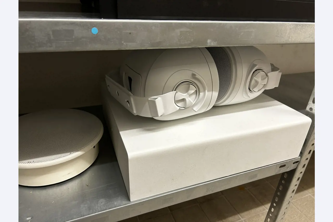 gepflegte, hochwertige Medientechnik sowie Büroausstattung-11