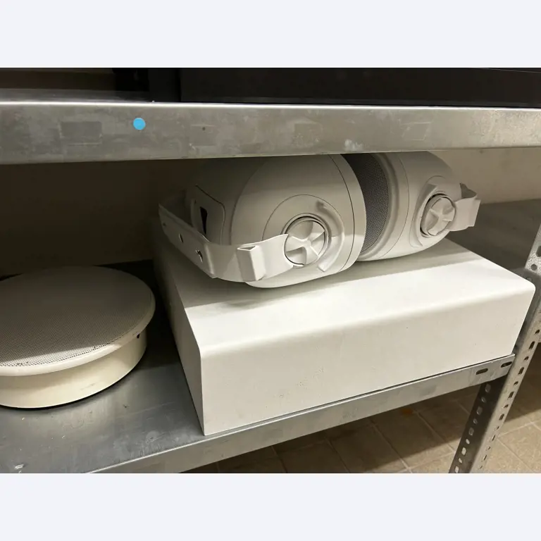 gepflegte, hochwertige Medientechnik sowie Büroausstattung-11