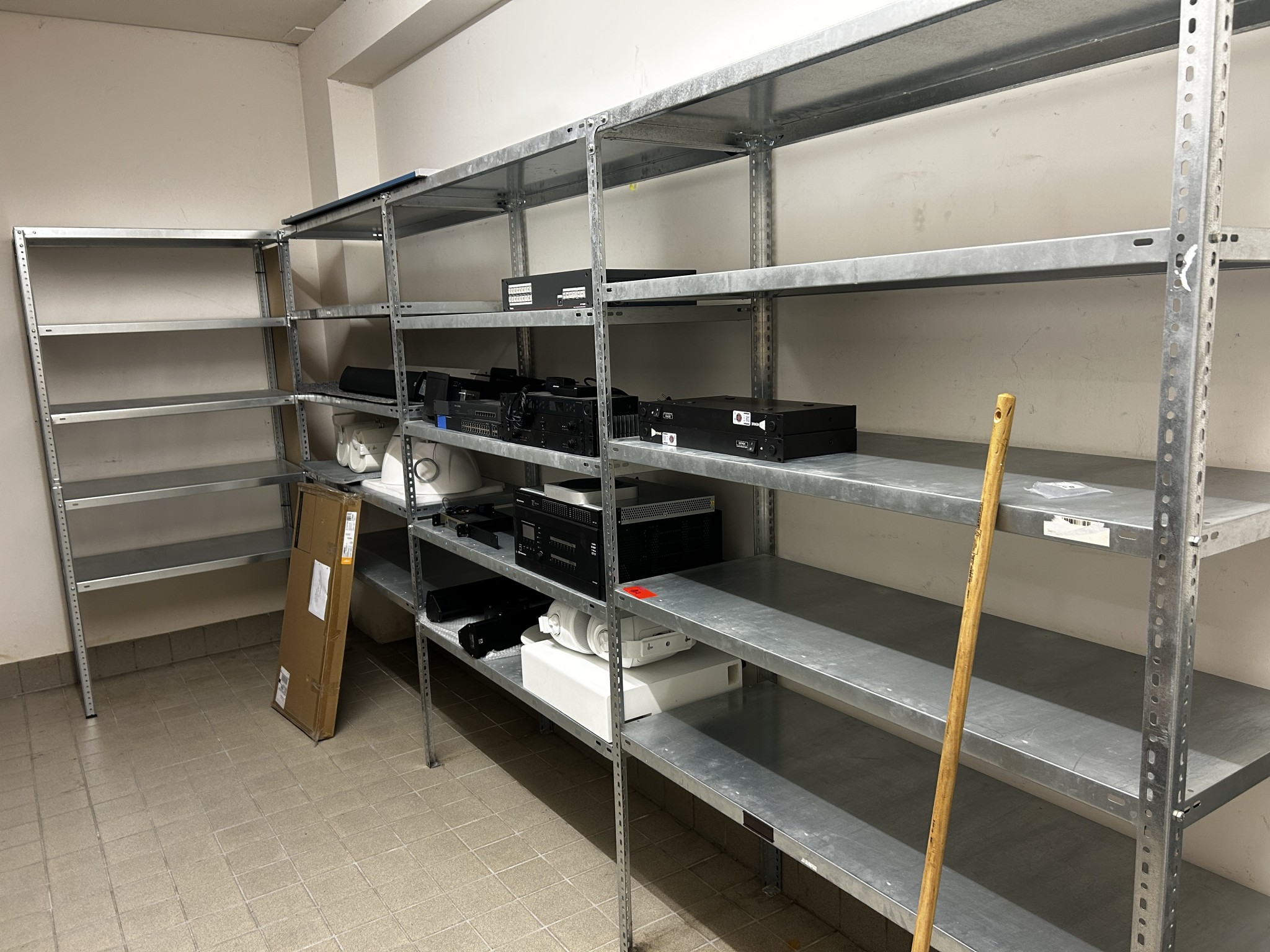 gepflegte, hochwertige Medientechnik sowie Büroausstattung-1