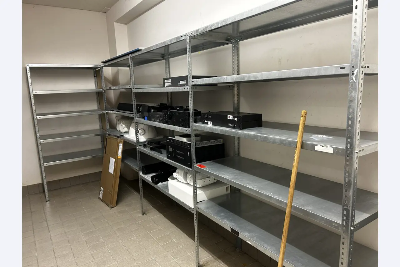 gepflegte, hochwertige Medientechnik sowie Büroausstattung-1