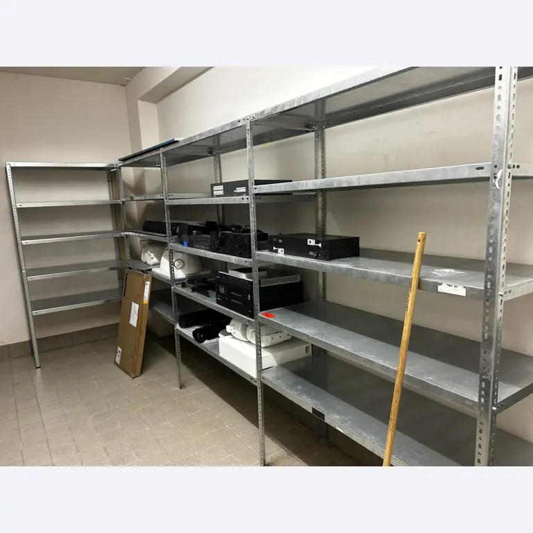 gepflegte, hochwertige Medientechnik sowie Büroausstattung-1