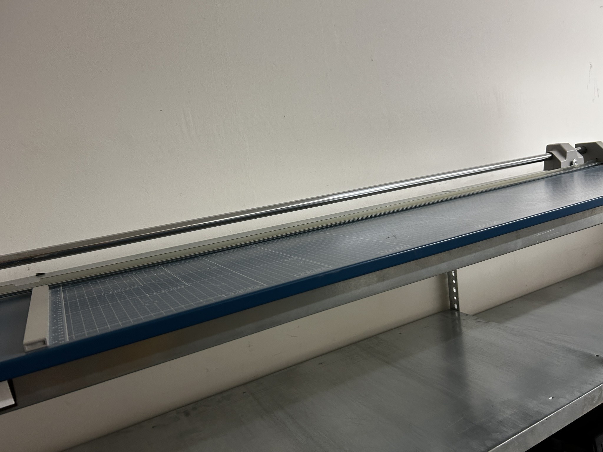 gepflegte, hochwertige Medientechnik sowie Büroausstattung-2