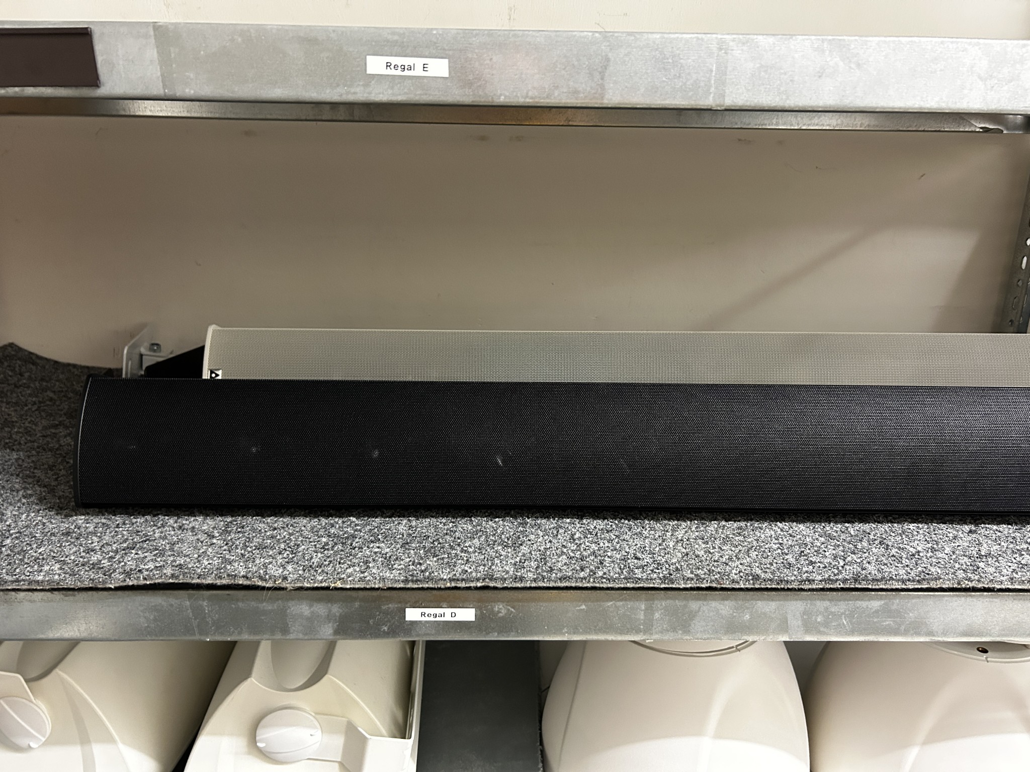 gepflegte, hochwertige Medientechnik sowie Büroausstattung-3