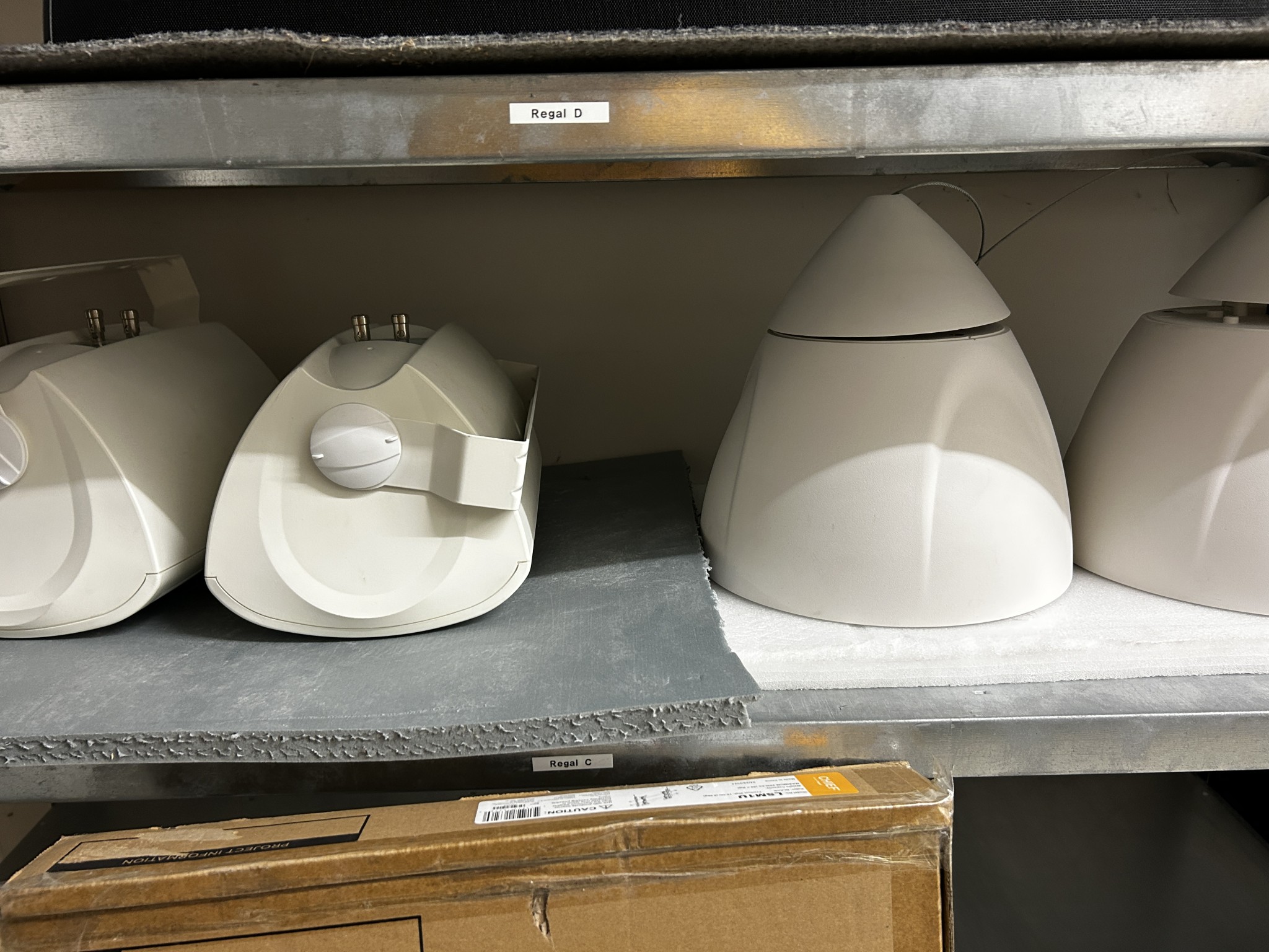 gepflegte, hochwertige Medientechnik sowie Büroausstattung-4