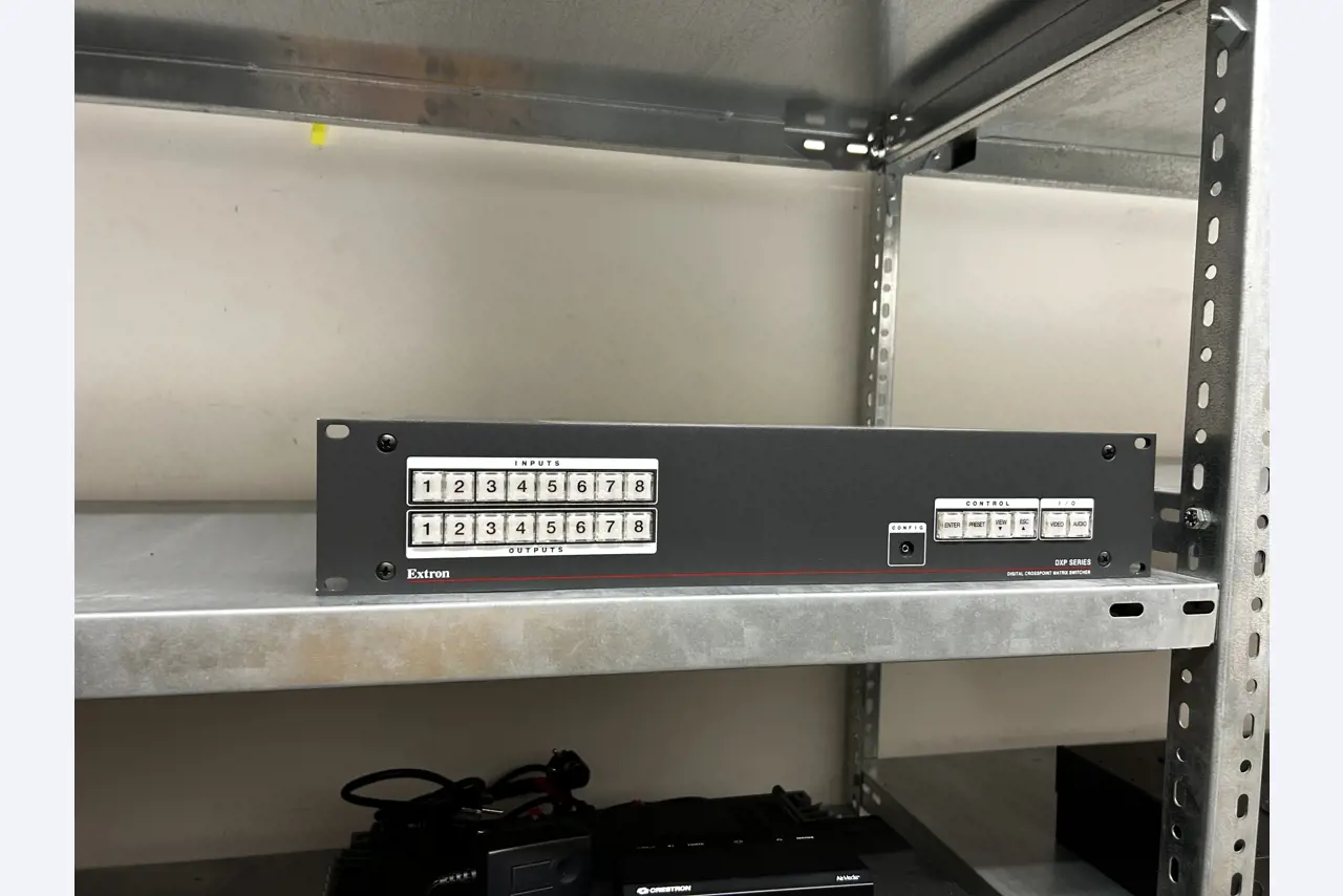 gepflegte, hochwertige Medientechnik sowie Büroausstattung-5