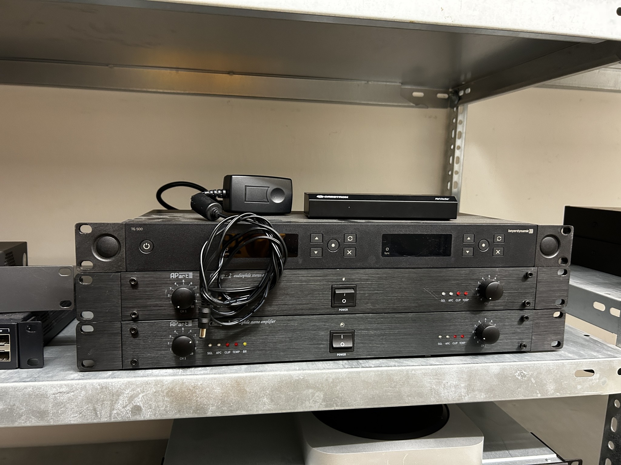 gepflegte, hochwertige Medientechnik sowie Büroausstattung-6