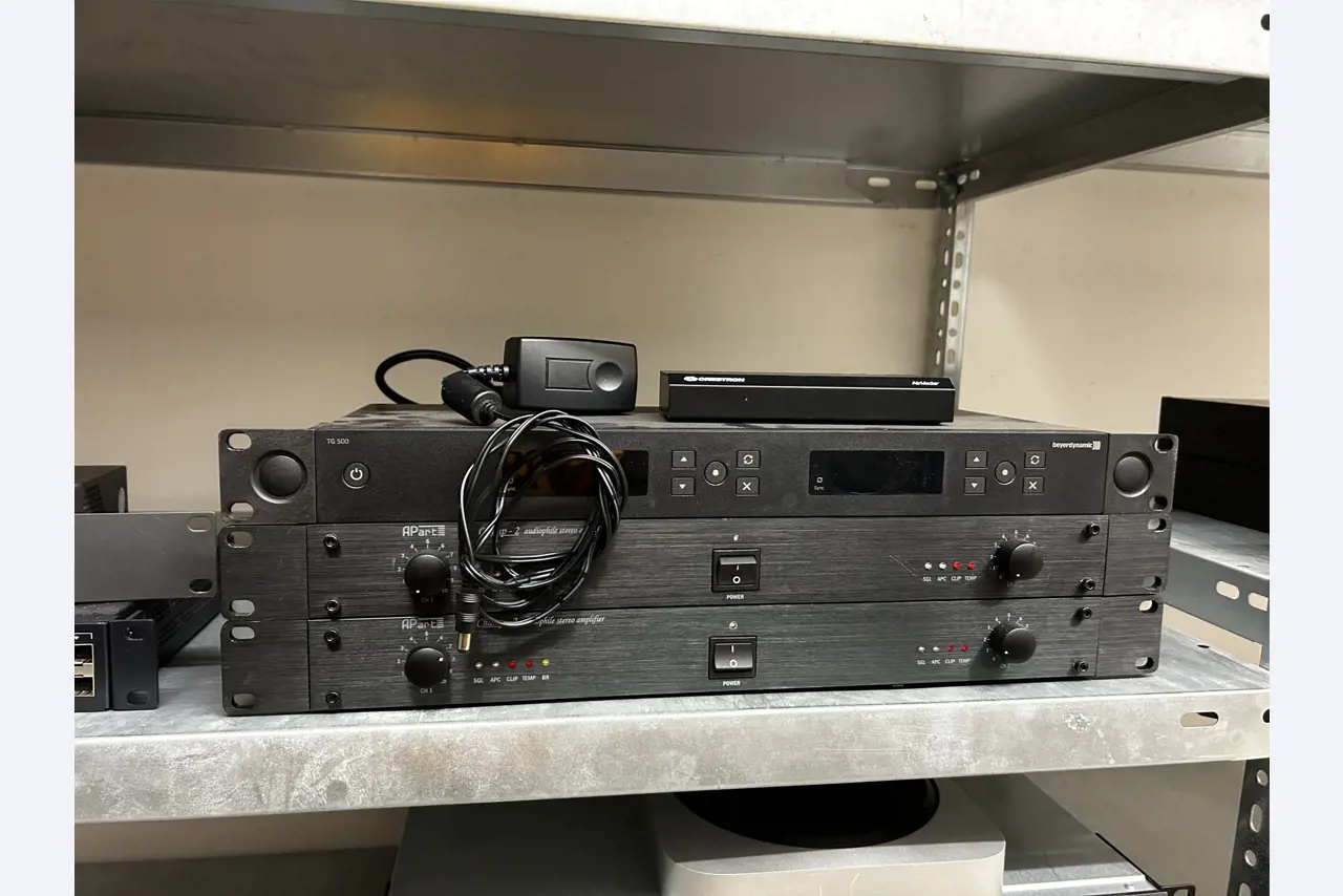 gepflegte, hochwertige Medientechnik sowie Büroausstattung-6