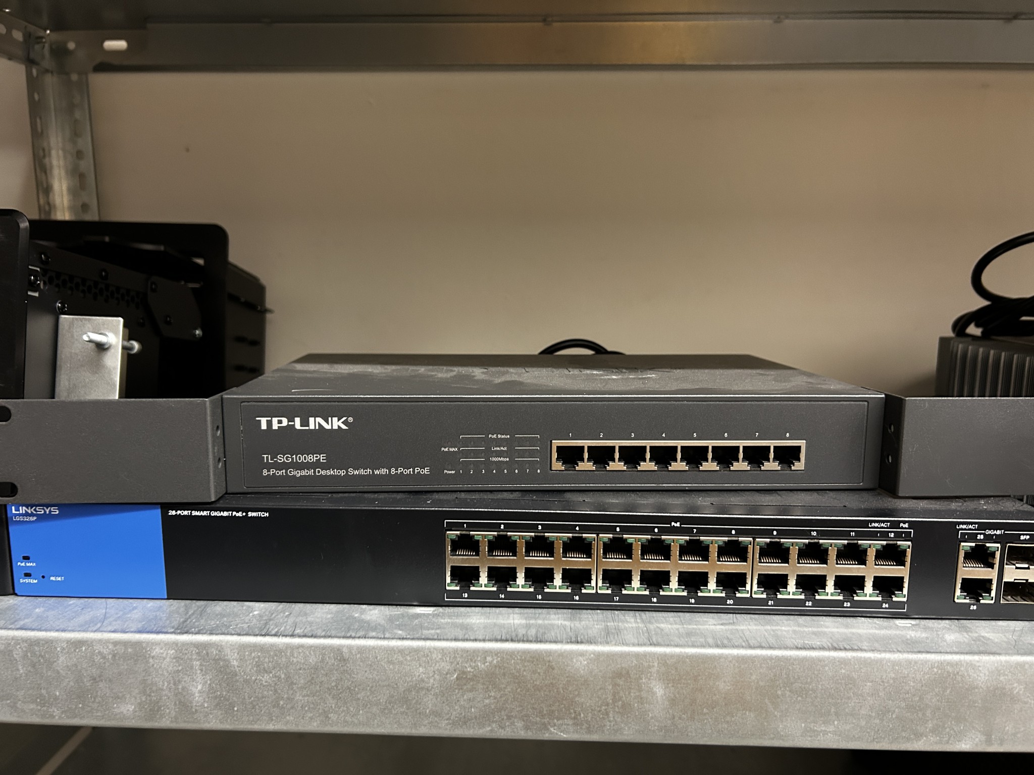 gepflegte, hochwertige Medientechnik sowie Büroausstattung-7