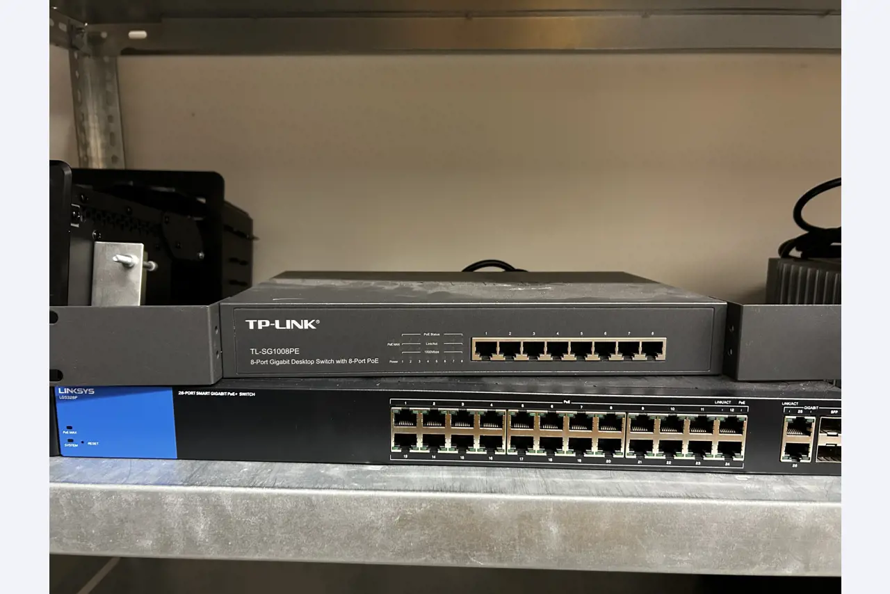 gepflegte, hochwertige Medientechnik sowie Büroausstattung-7