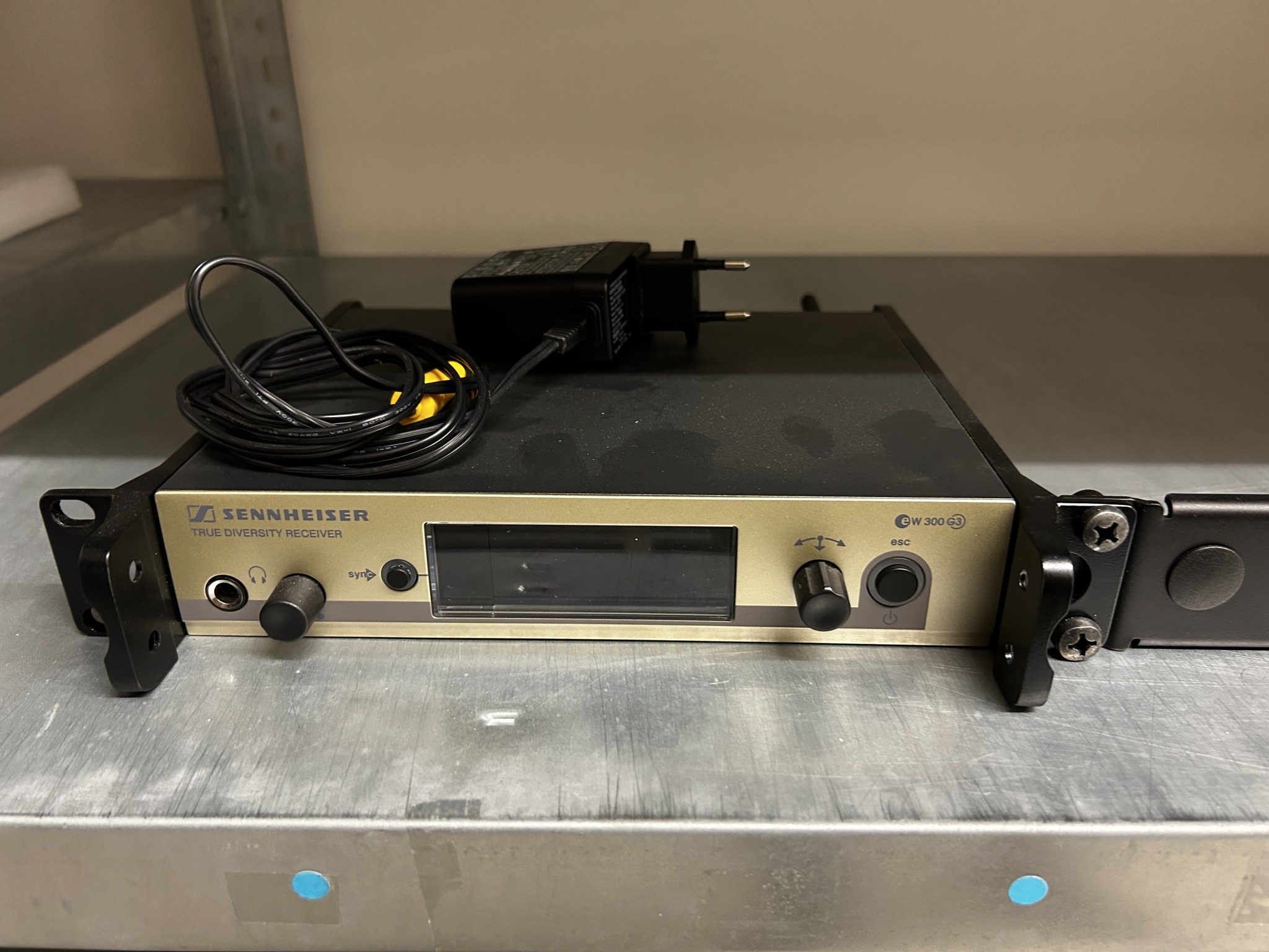 gepflegte, hochwertige Medientechnik sowie Büroausstattung-8