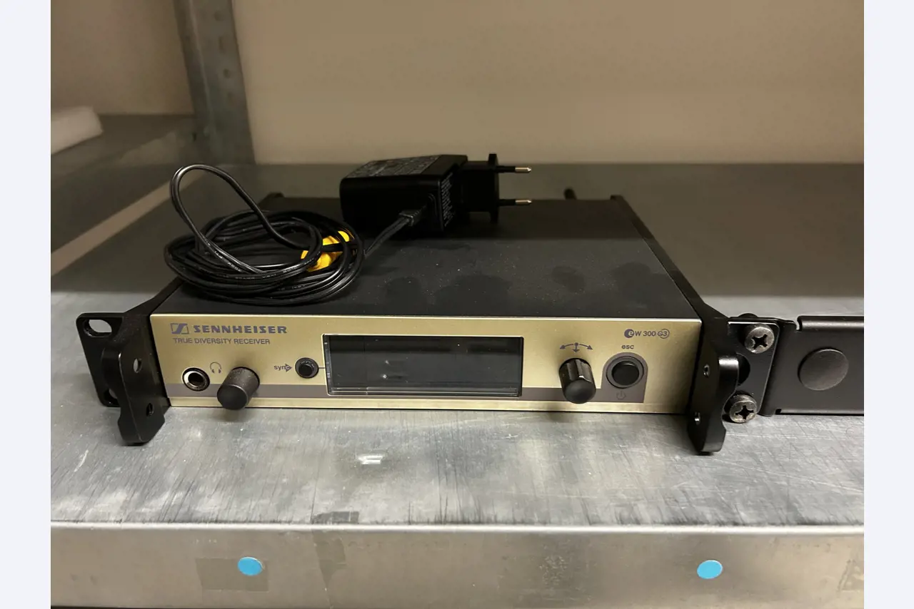 gepflegte, hochwertige Medientechnik sowie Büroausstattung-8