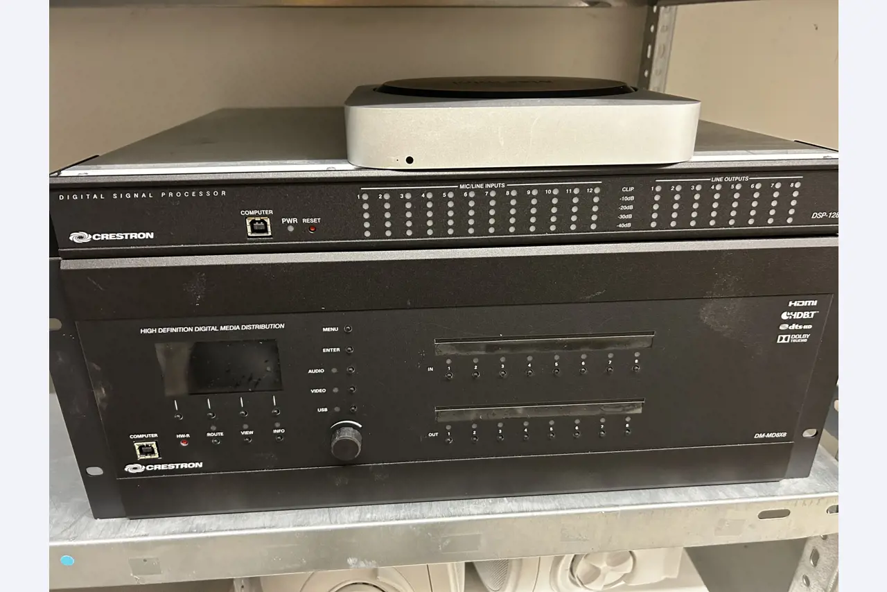 gepflegte, hochwertige Medientechnik sowie Büroausstattung-9