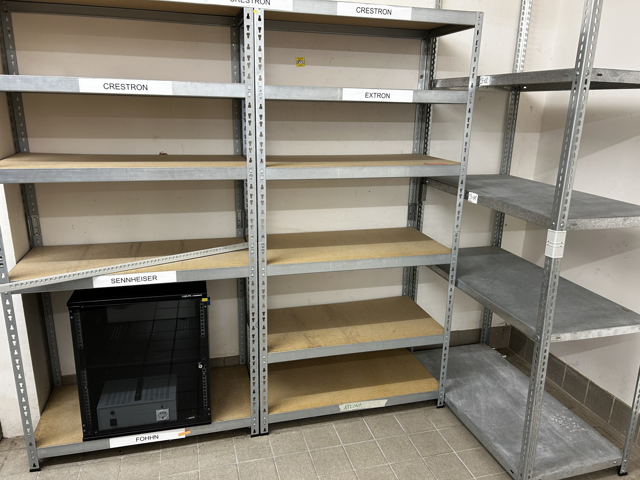 gepflegte, hochwertige Medientechnik sowie Büroausstattung-1