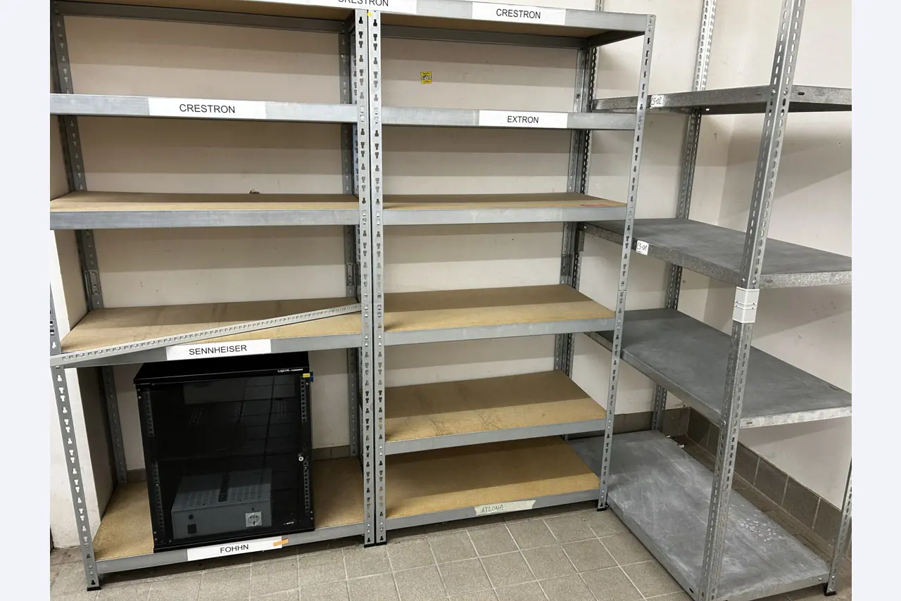 gepflegte, hochwertige Medientechnik sowie Büroausstattung-1