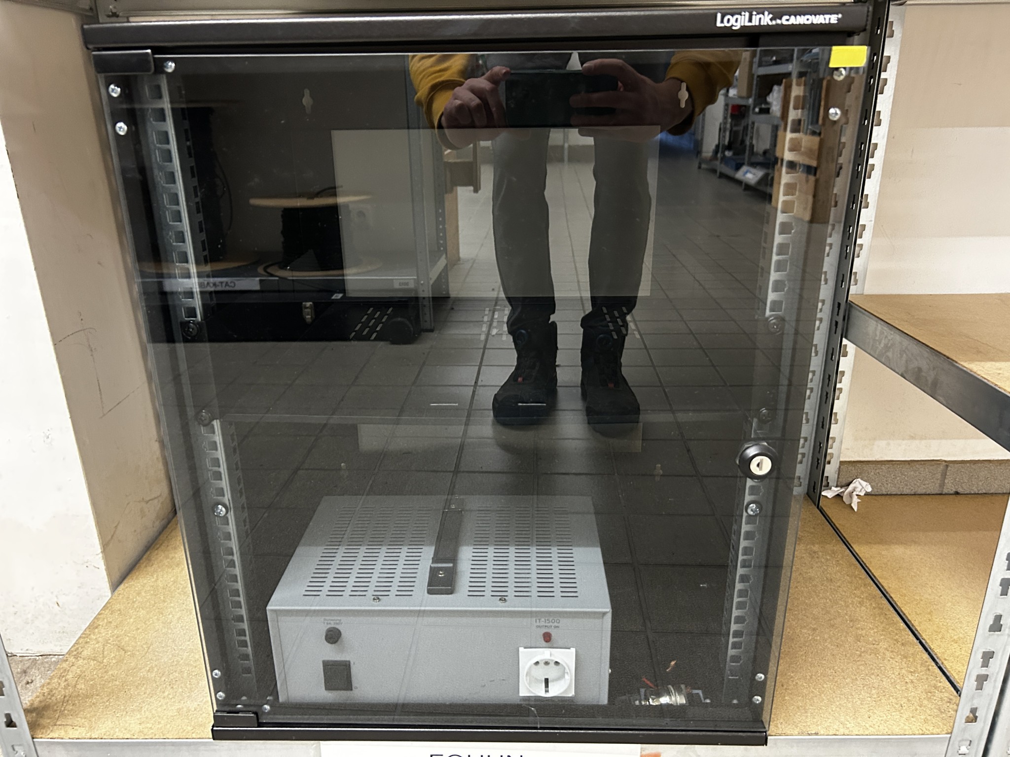 gepflegte, hochwertige Medientechnik sowie Büroausstattung-2