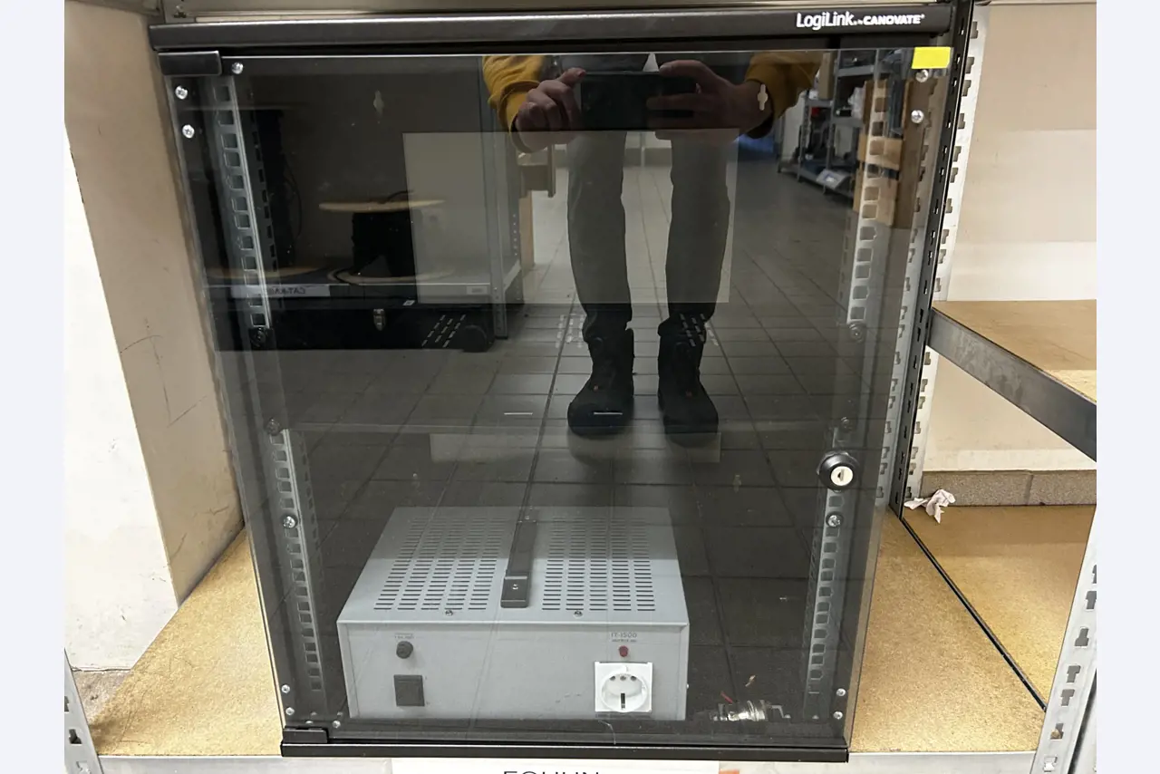 gepflegte, hochwertige Medientechnik sowie Büroausstattung-2