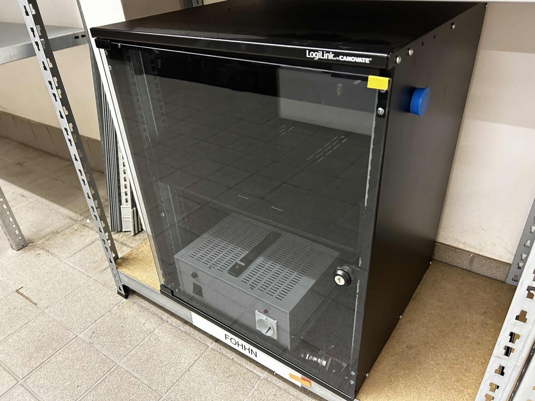 gepflegte, hochwertige Medientechnik sowie Büroausstattung-3