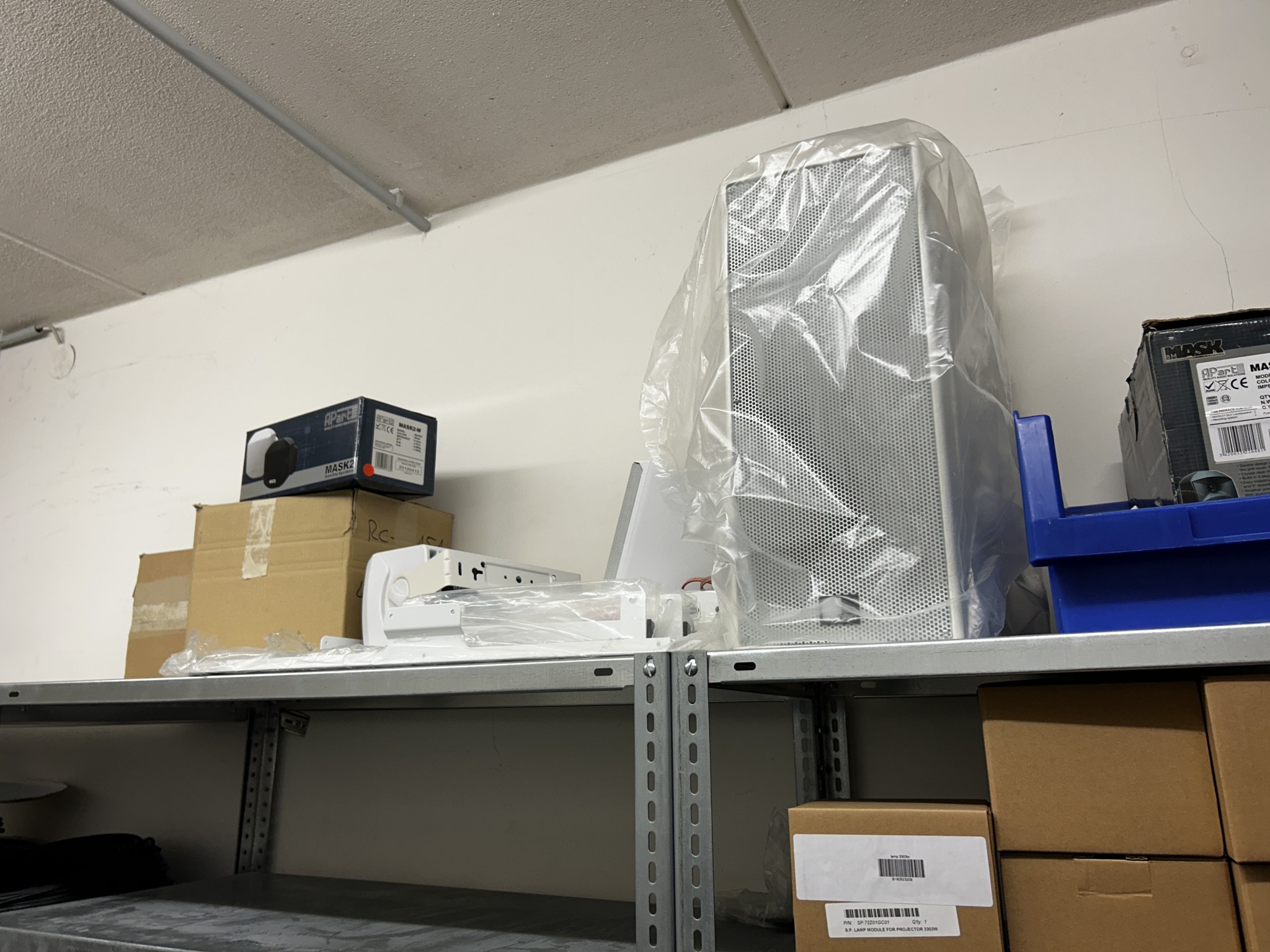 gepflegte, hochwertige Medientechnik sowie Büroausstattung-13