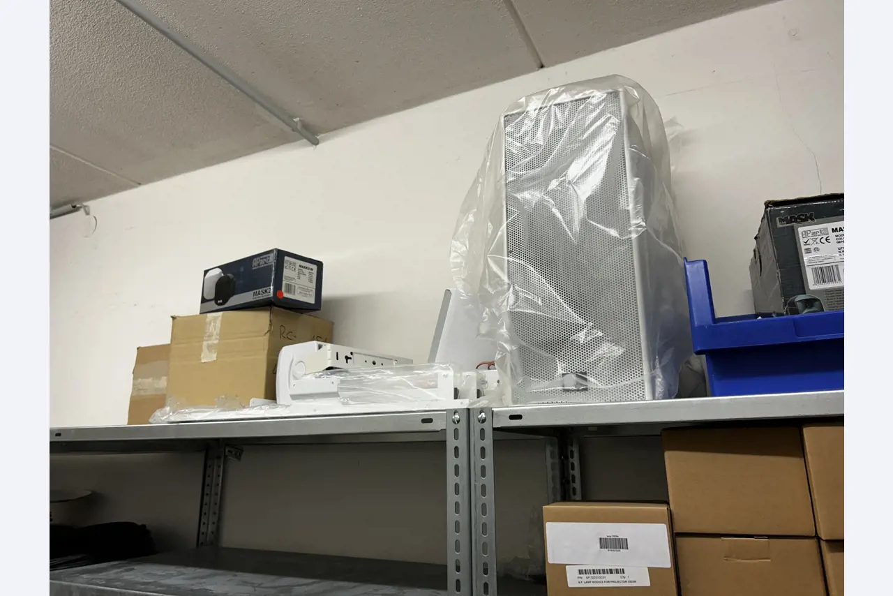 gepflegte, hochwertige Medientechnik sowie Büroausstattung-13