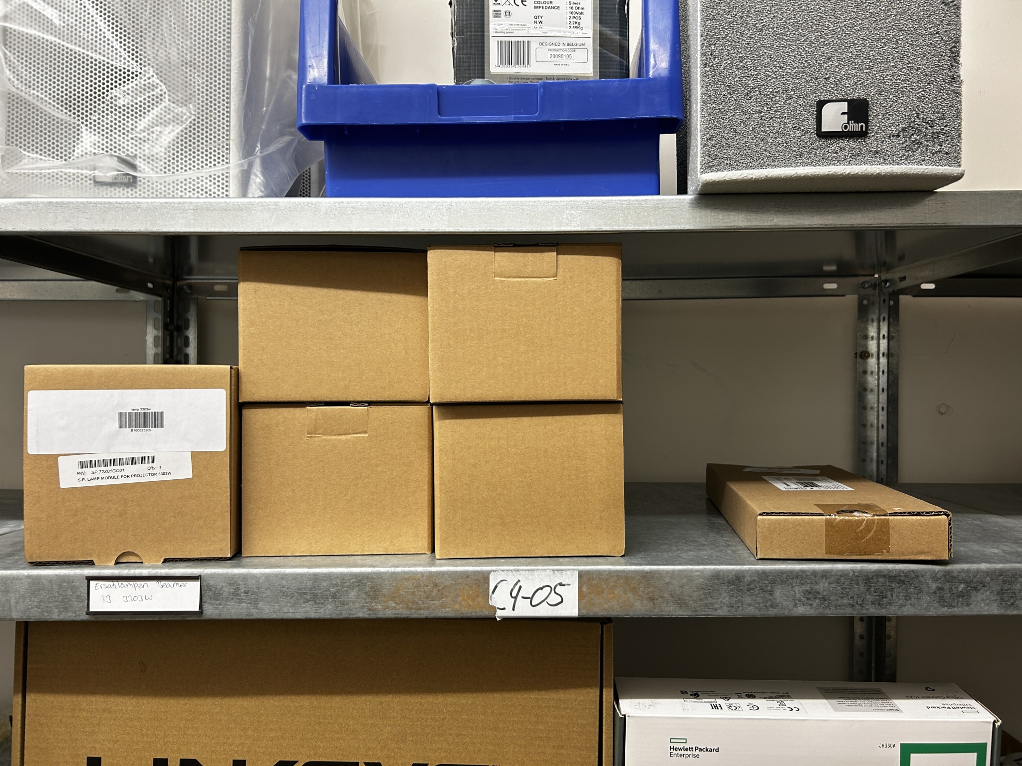 gepflegte, hochwertige Medientechnik sowie Büroausstattung-16