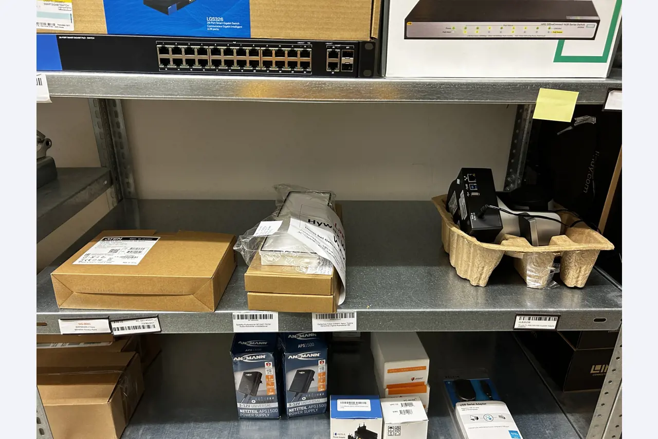 gepflegte, hochwertige Medientechnik sowie Büroausstattung-18