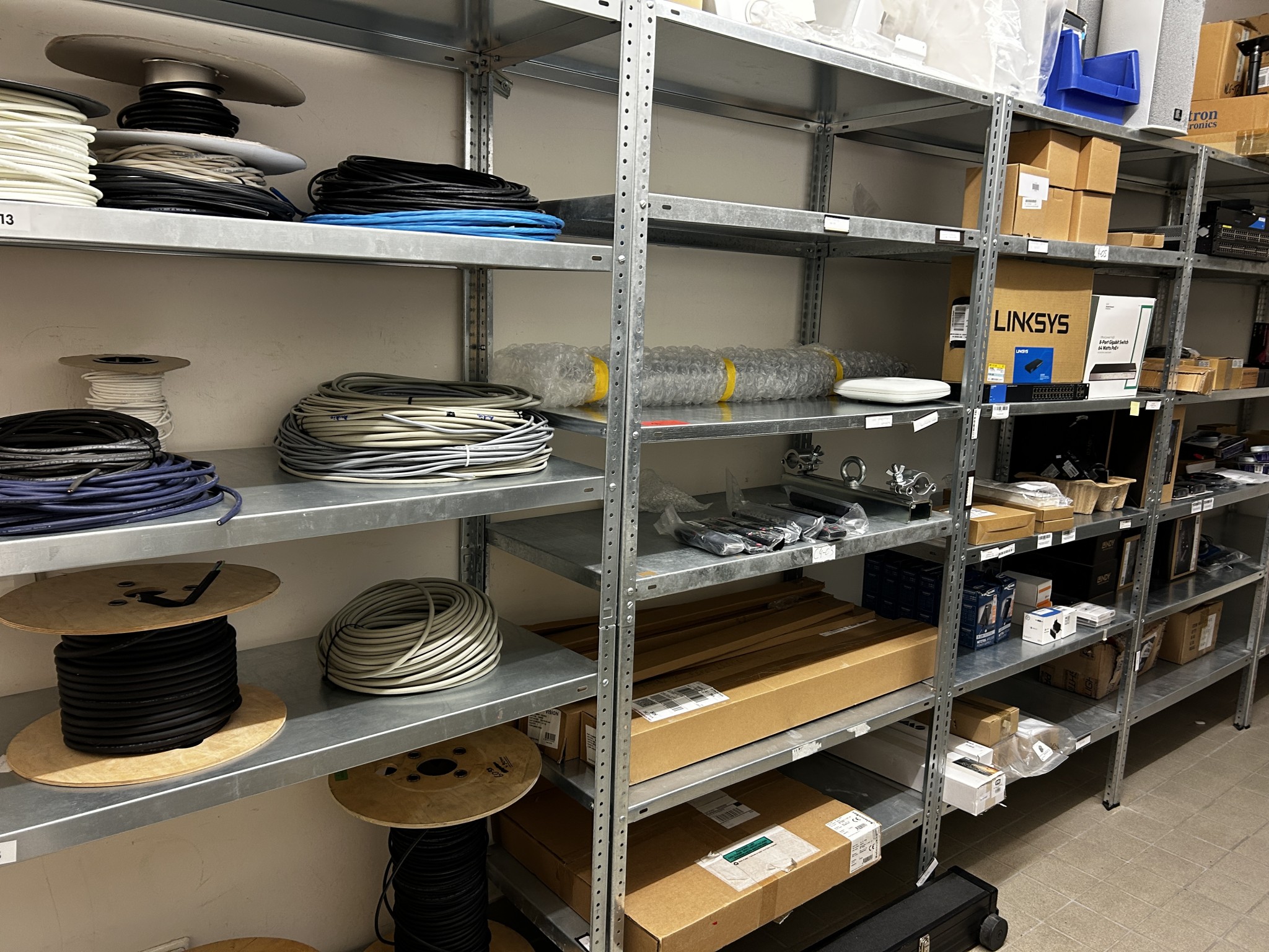 gepflegte, hochwertige Medientechnik sowie Büroausstattung-1