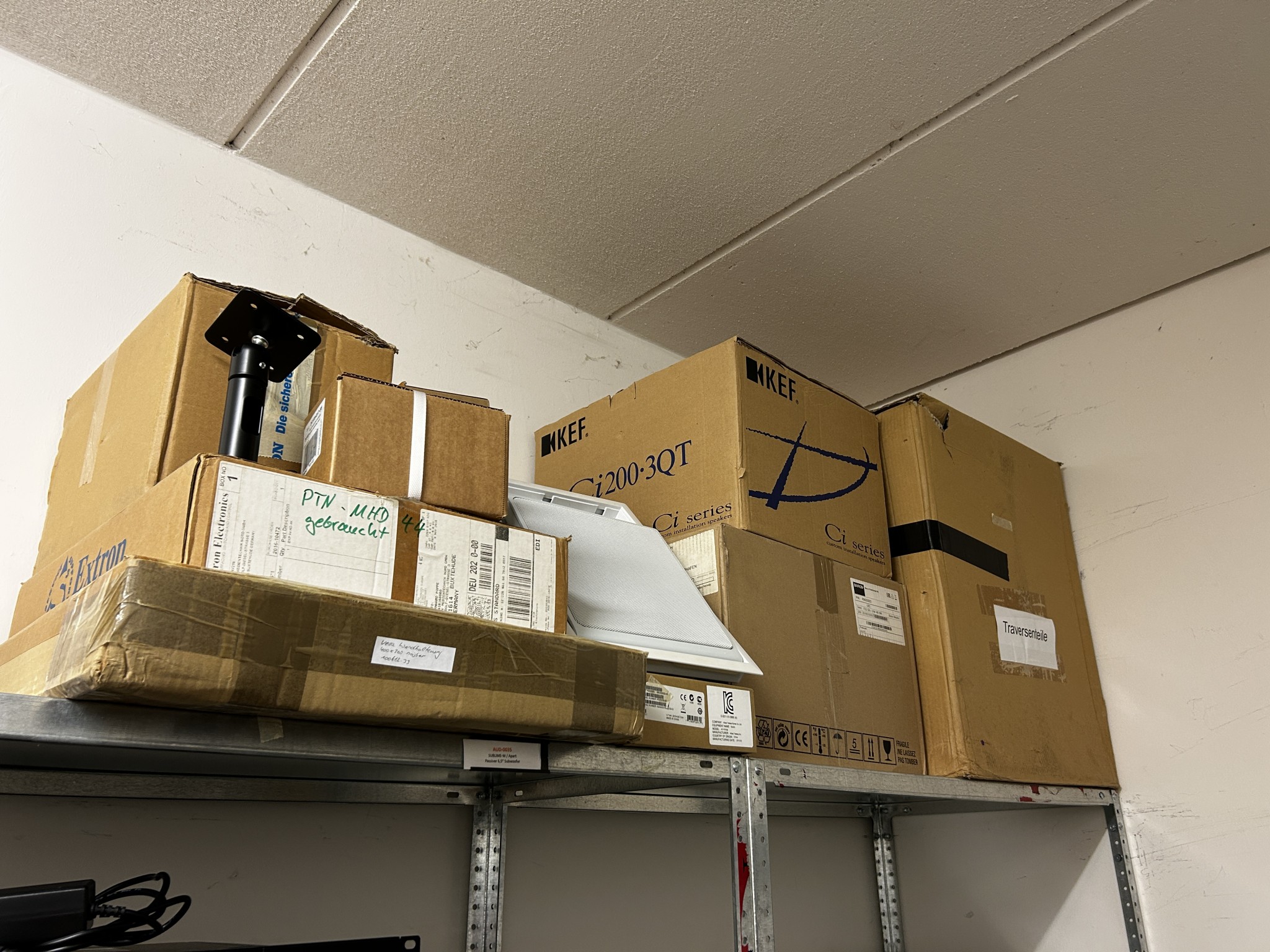 gepflegte, hochwertige Medientechnik sowie Büroausstattung-21