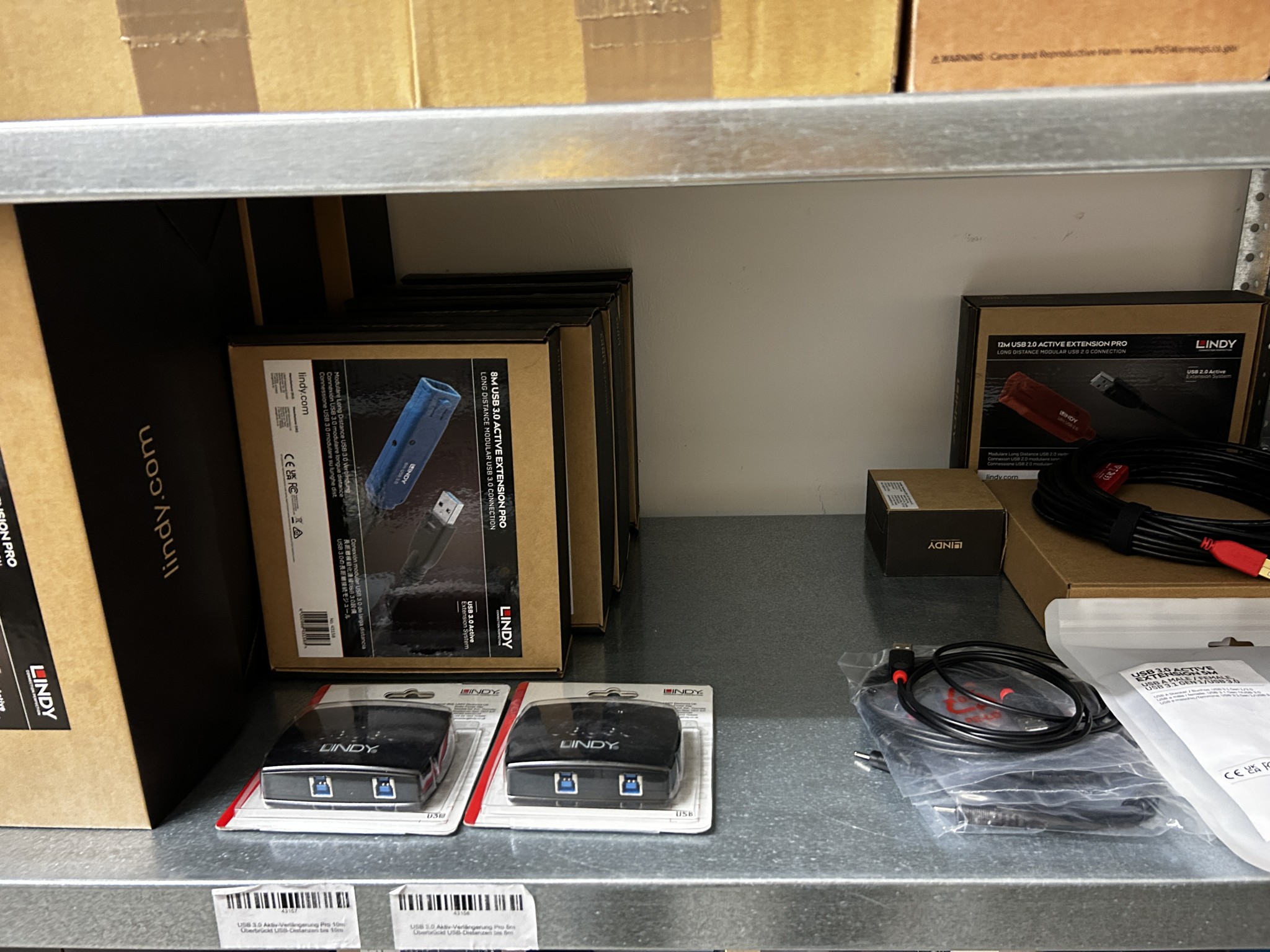 gepflegte, hochwertige Medientechnik sowie Büroausstattung-24