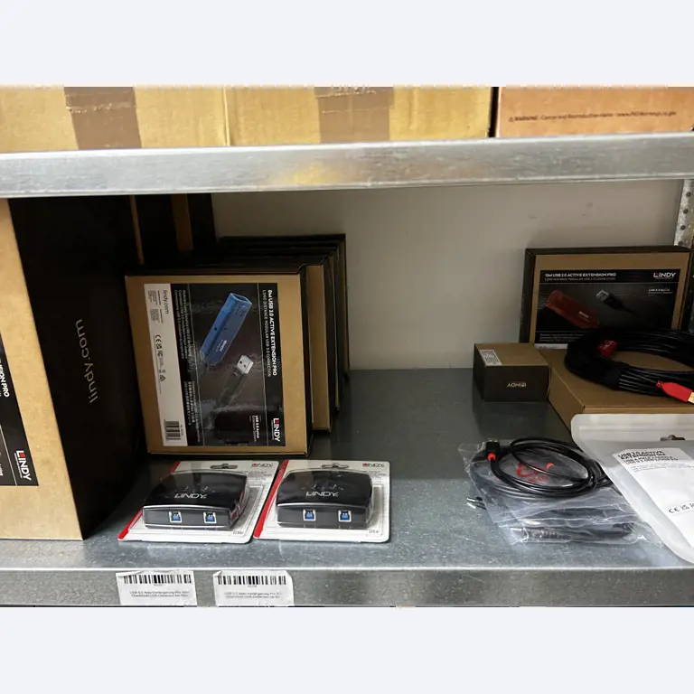 gepflegte, hochwertige Medientechnik sowie Büroausstattung-24