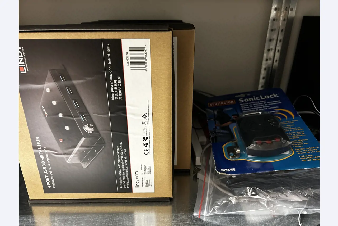 gepflegte, hochwertige Medientechnik sowie Büroausstattung-27