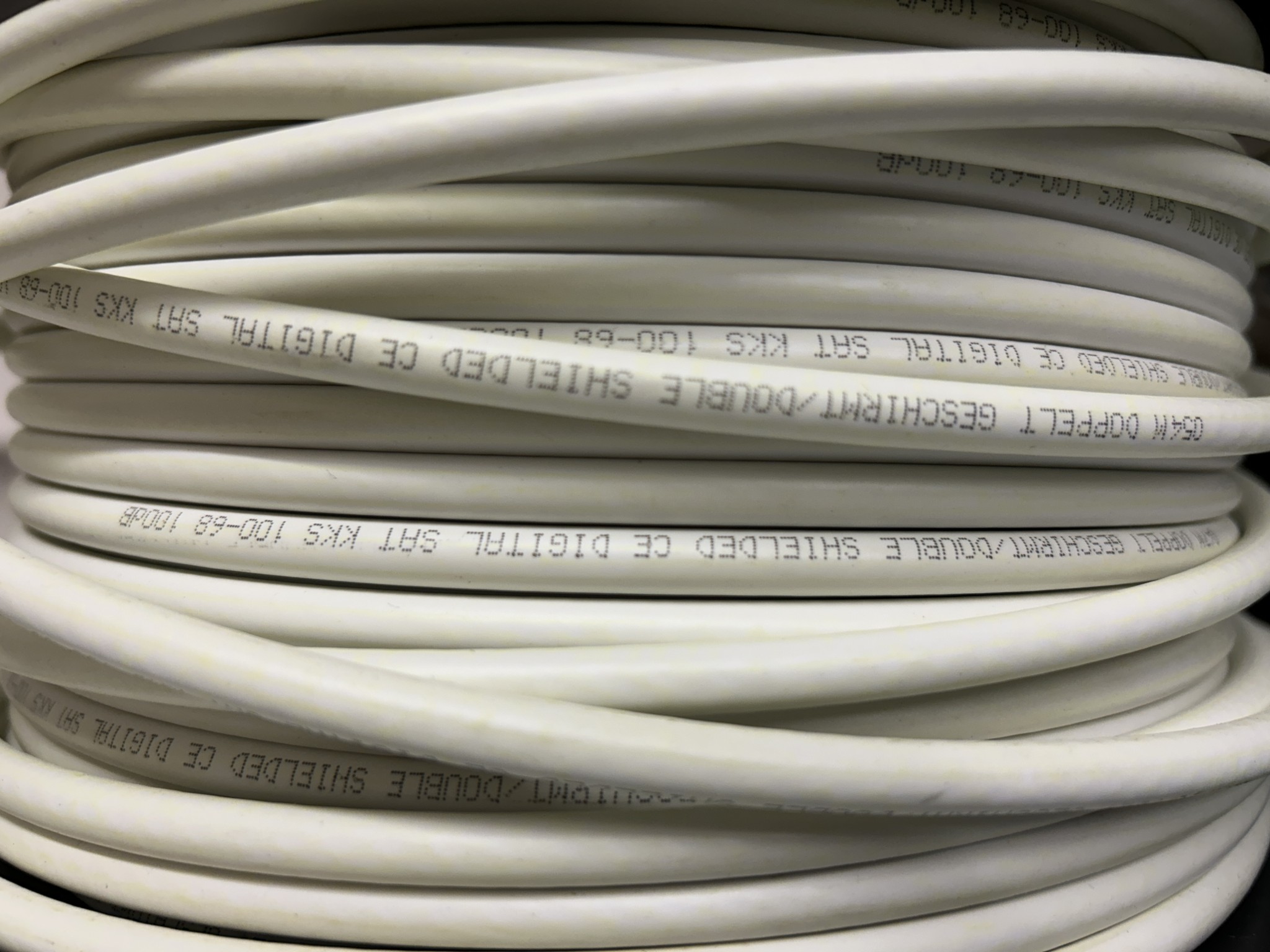 gepflegte, hochwertige Medientechnik sowie Büroausstattung-2