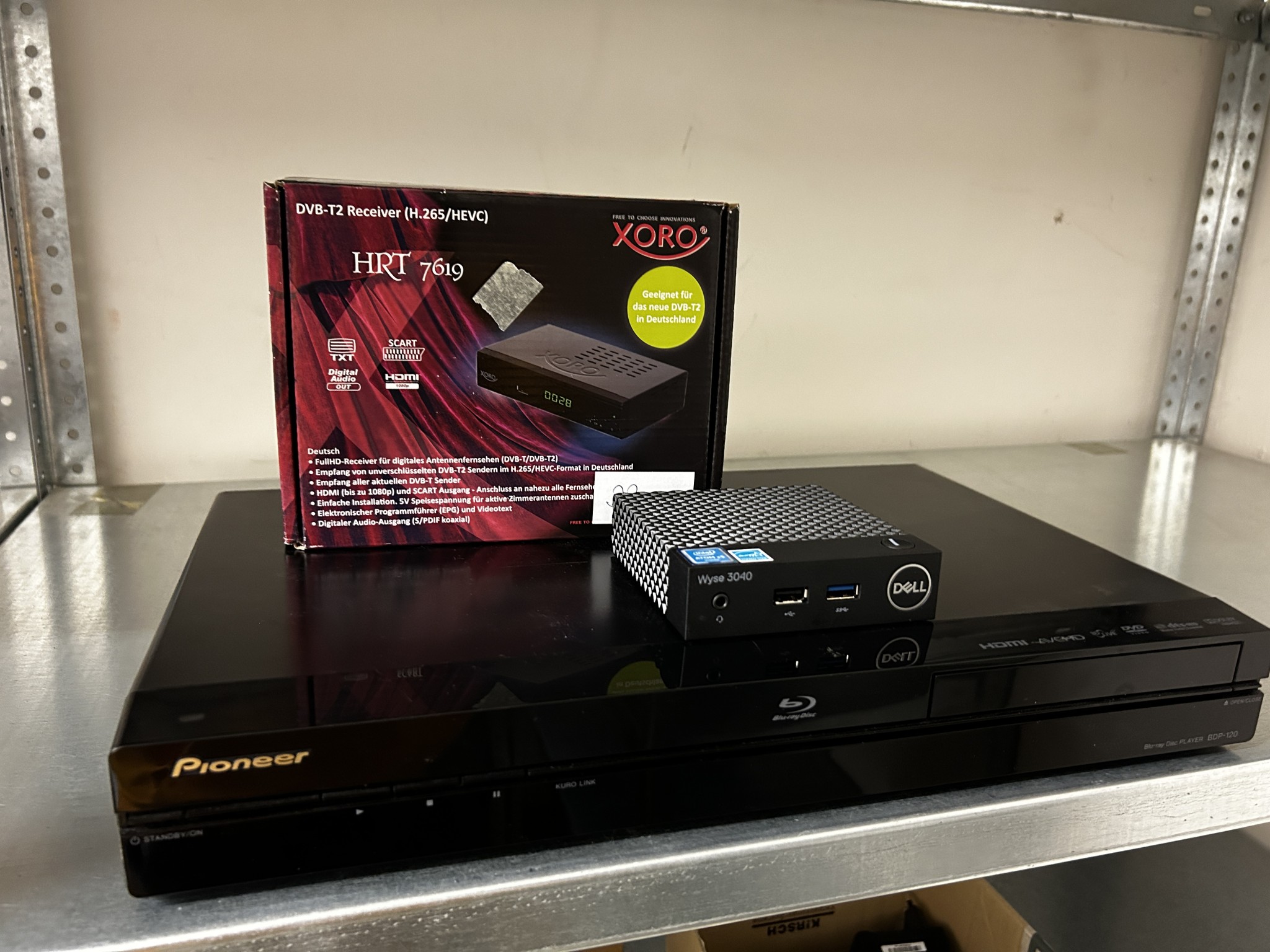 gepflegte, hochwertige Medientechnik sowie Büroausstattung-30