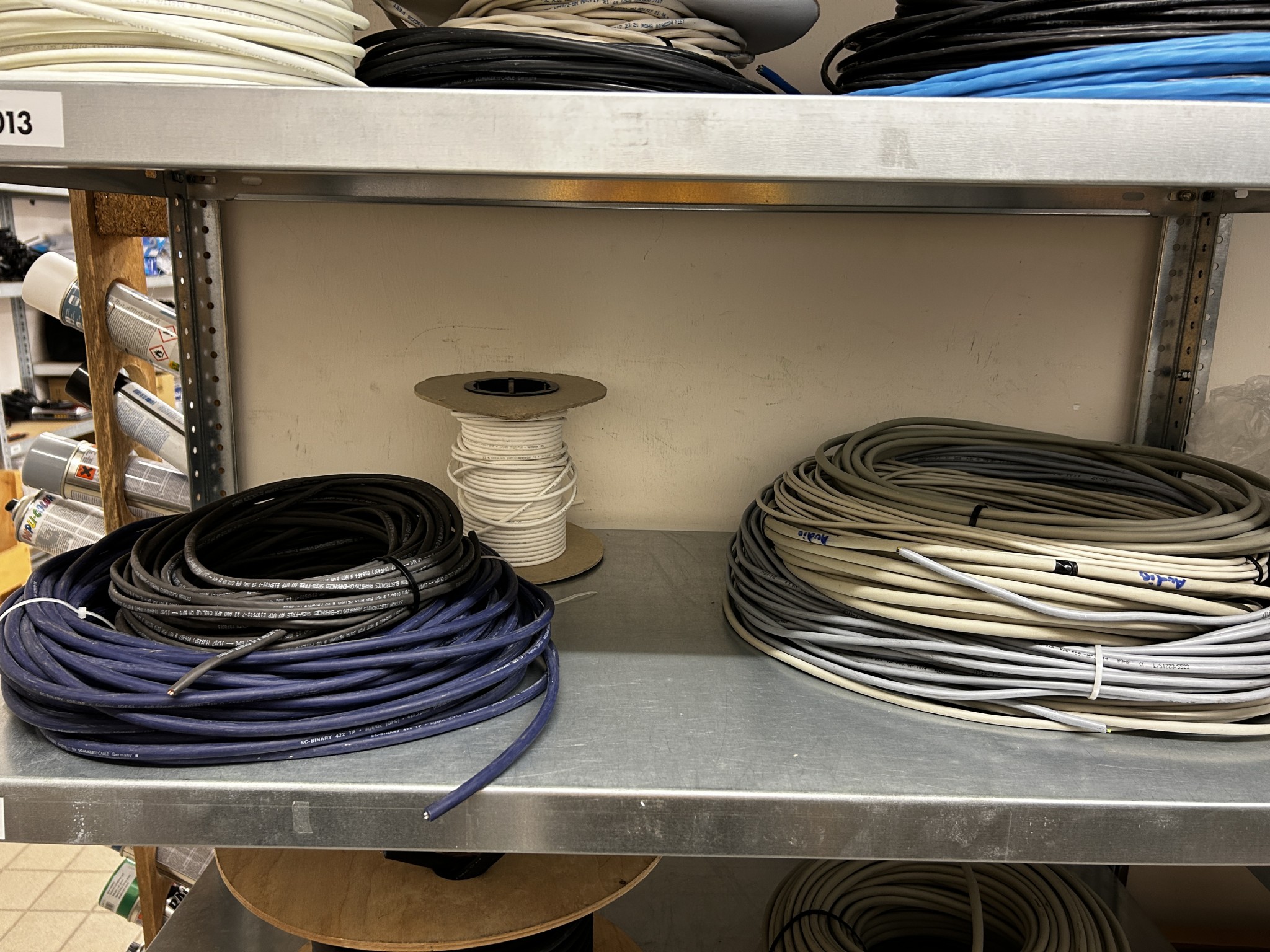 gepflegte, hochwertige Medientechnik sowie Büroausstattung-4