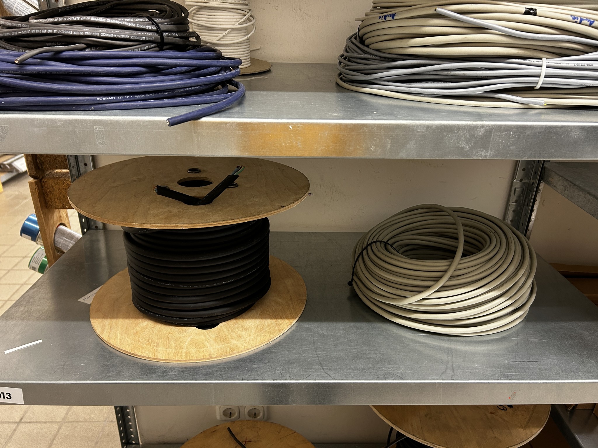 gepflegte, hochwertige Medientechnik sowie Büroausstattung-5