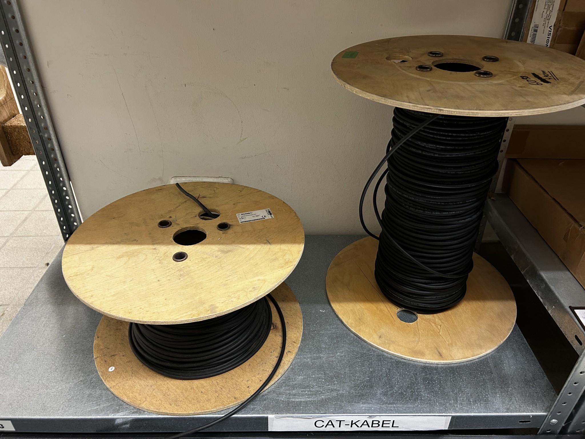 gepflegte, hochwertige Medientechnik sowie Büroausstattung-6