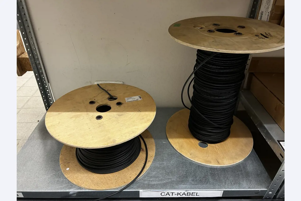 gepflegte, hochwertige Medientechnik sowie Büroausstattung-6