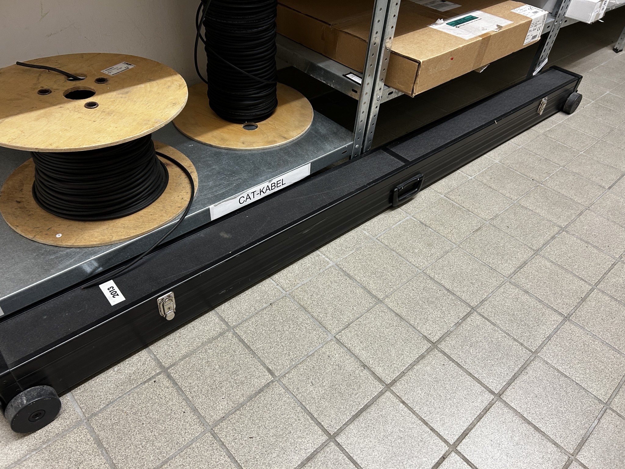 gepflegte, hochwertige Medientechnik sowie Büroausstattung-8