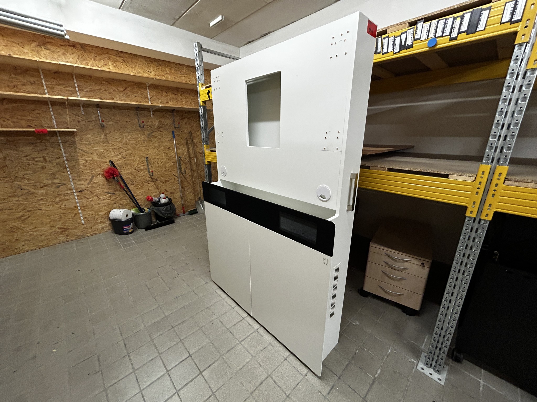 gepflegte, hochwertige Medientechnik sowie Büroausstattung-1