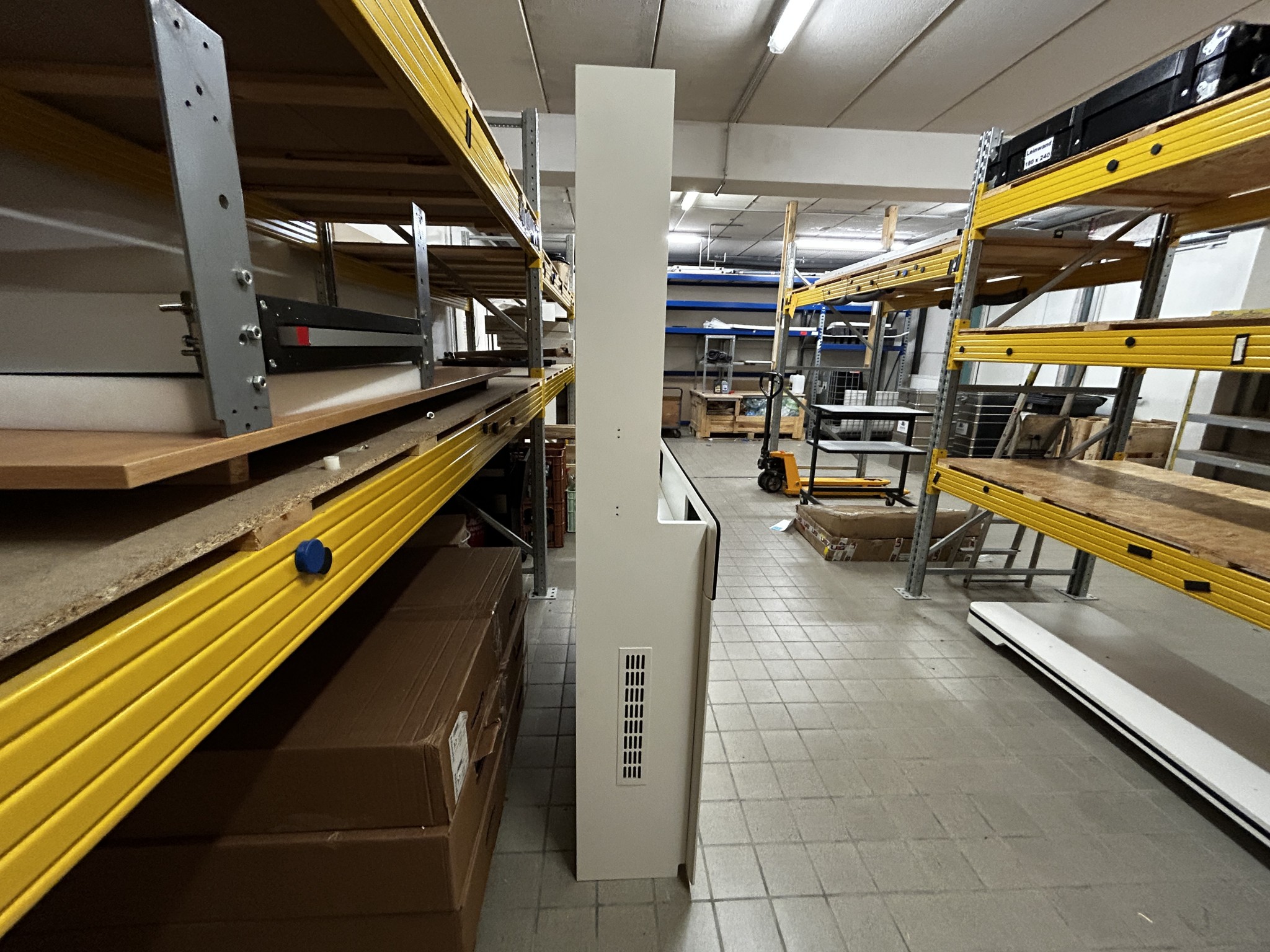 gepflegte, hochwertige Medientechnik sowie Büroausstattung-4