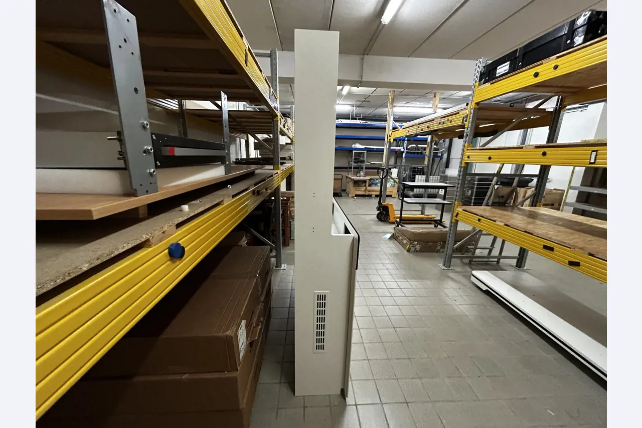 gepflegte, hochwertige Medientechnik sowie Büroausstattung-4