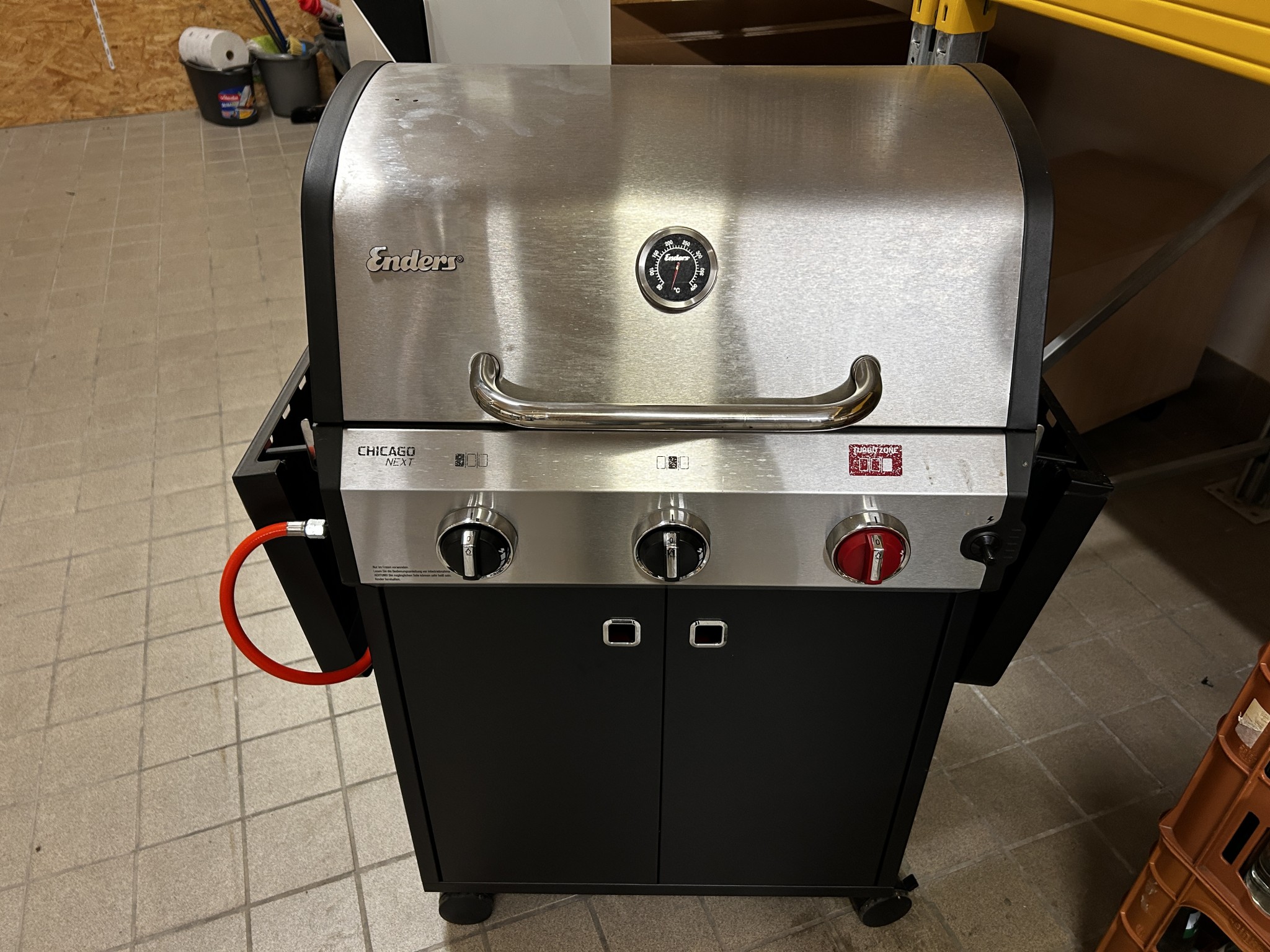 gepflegte, hochwertige Medientechnik sowie Büroausstattung-1