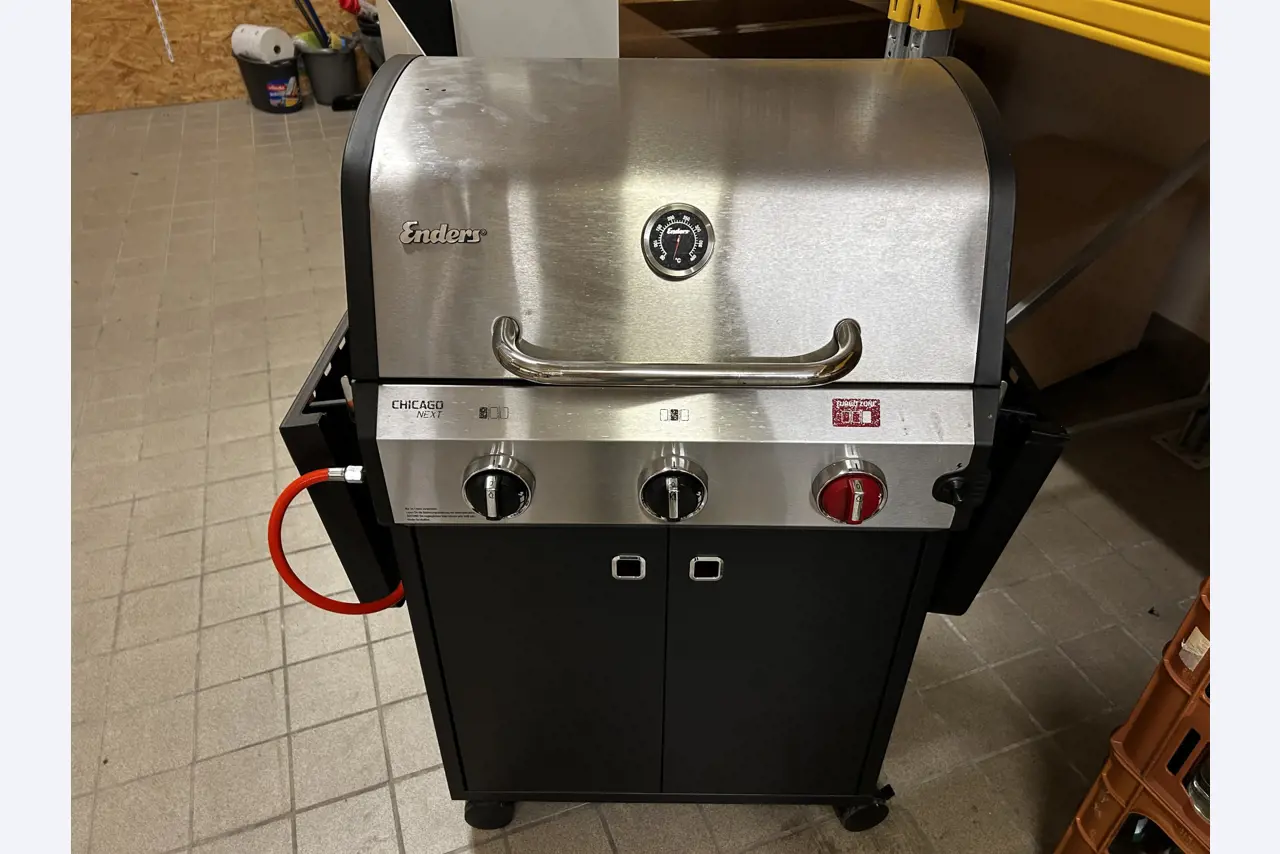 gepflegte, hochwertige Medientechnik sowie Büroausstattung-1