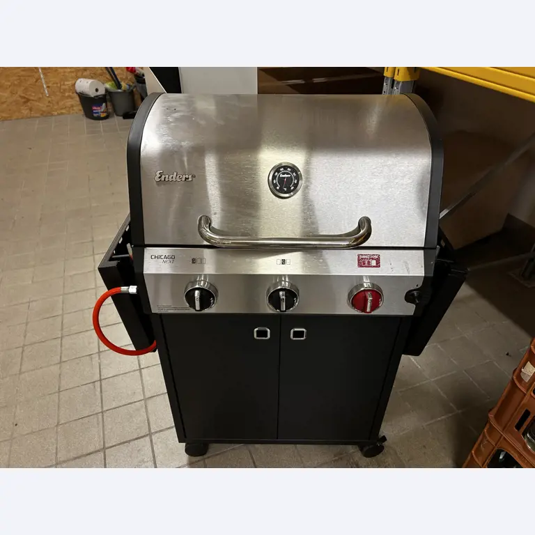 gepflegte, hochwertige Medientechnik sowie Büroausstattung-1