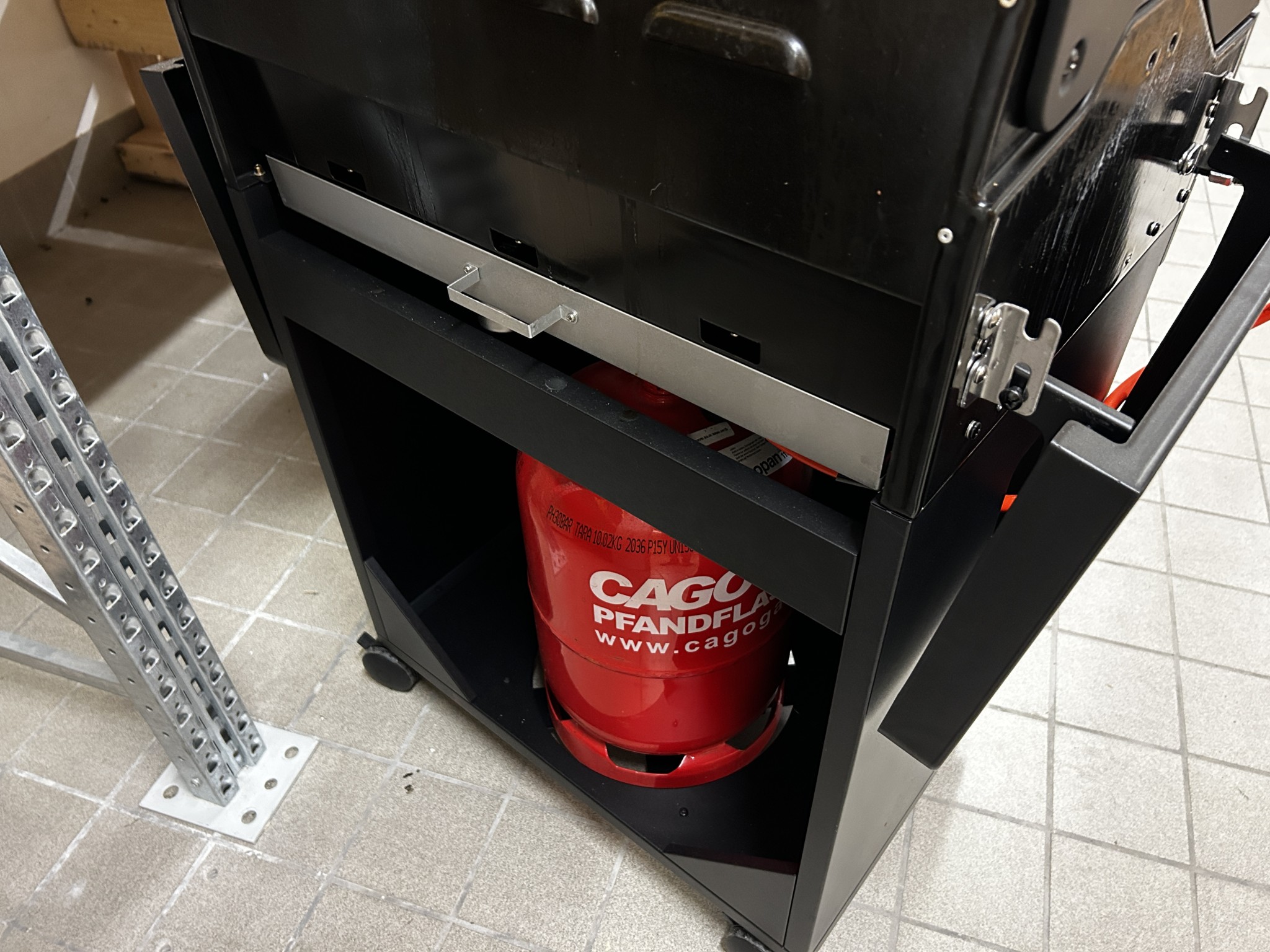 gepflegte, hochwertige Medientechnik sowie Büroausstattung-2